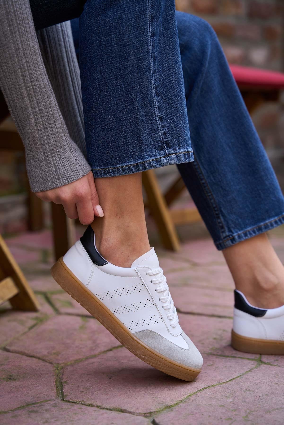 Logo Detaylı Spor Ayakkabı Beyaz-Siyah