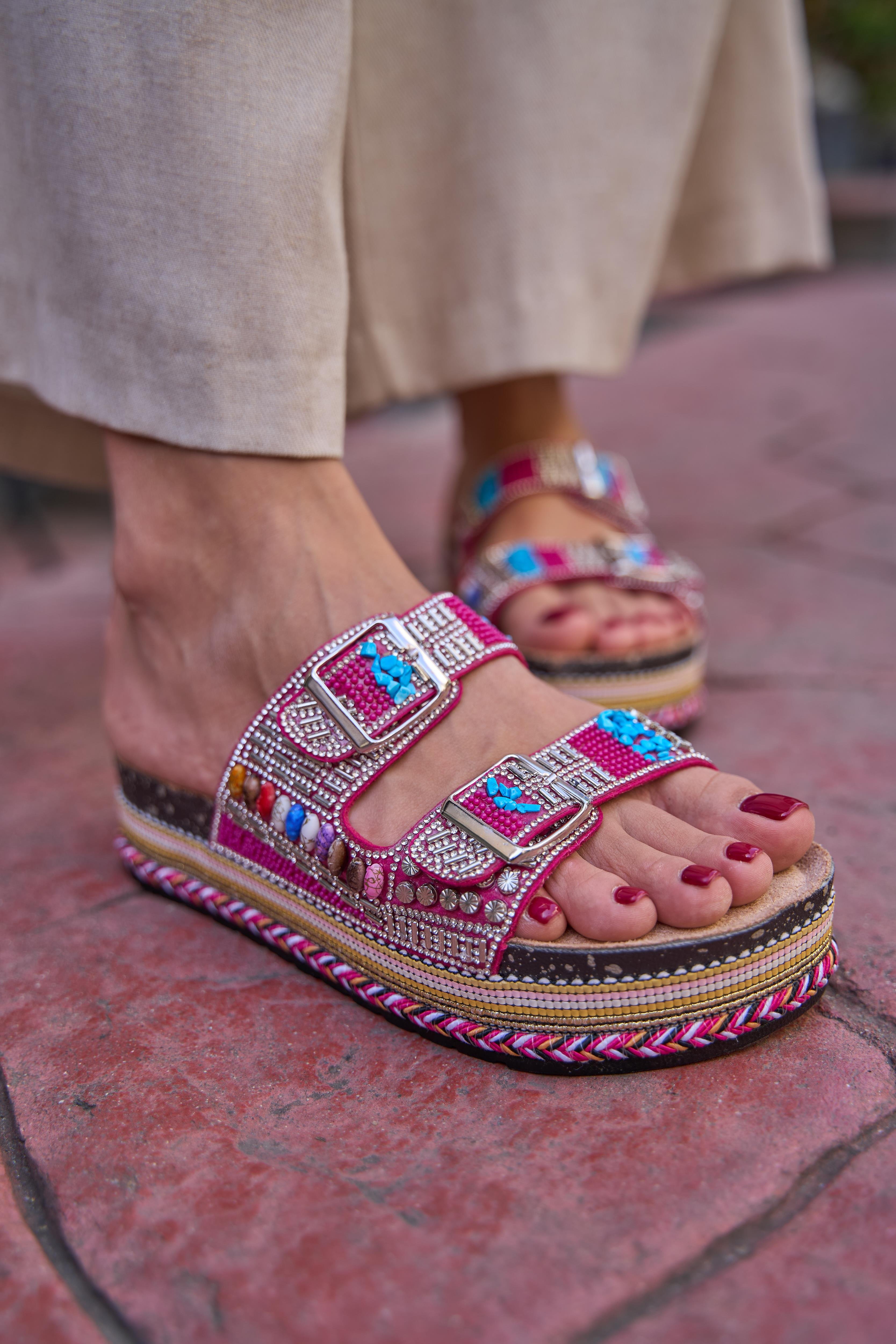 Taş ve Boncuk Detaylı Tokalı Platform Terlik Fuşya