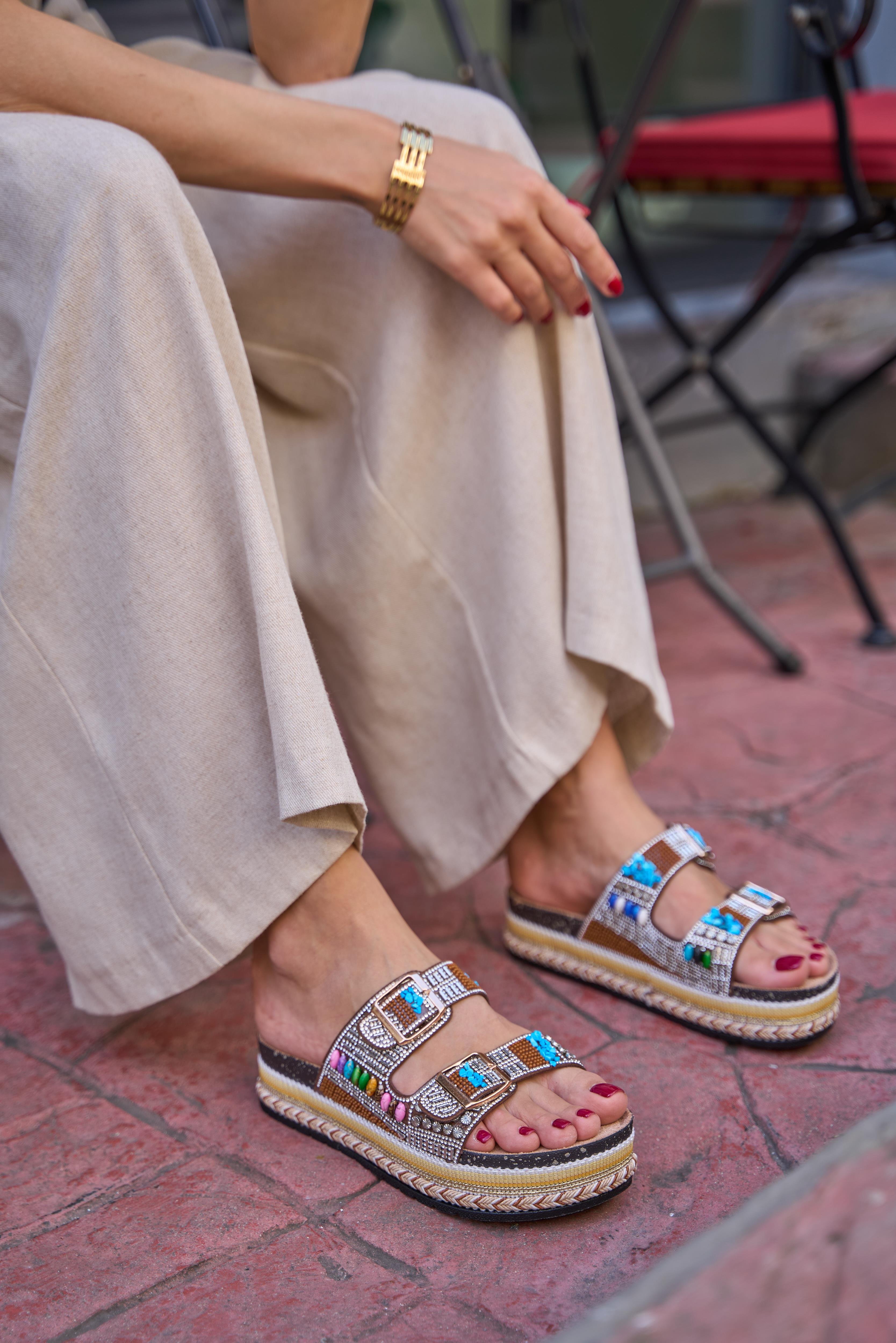 Taş ve Boncuk Detaylı Tokalı Platform Terlik Taba