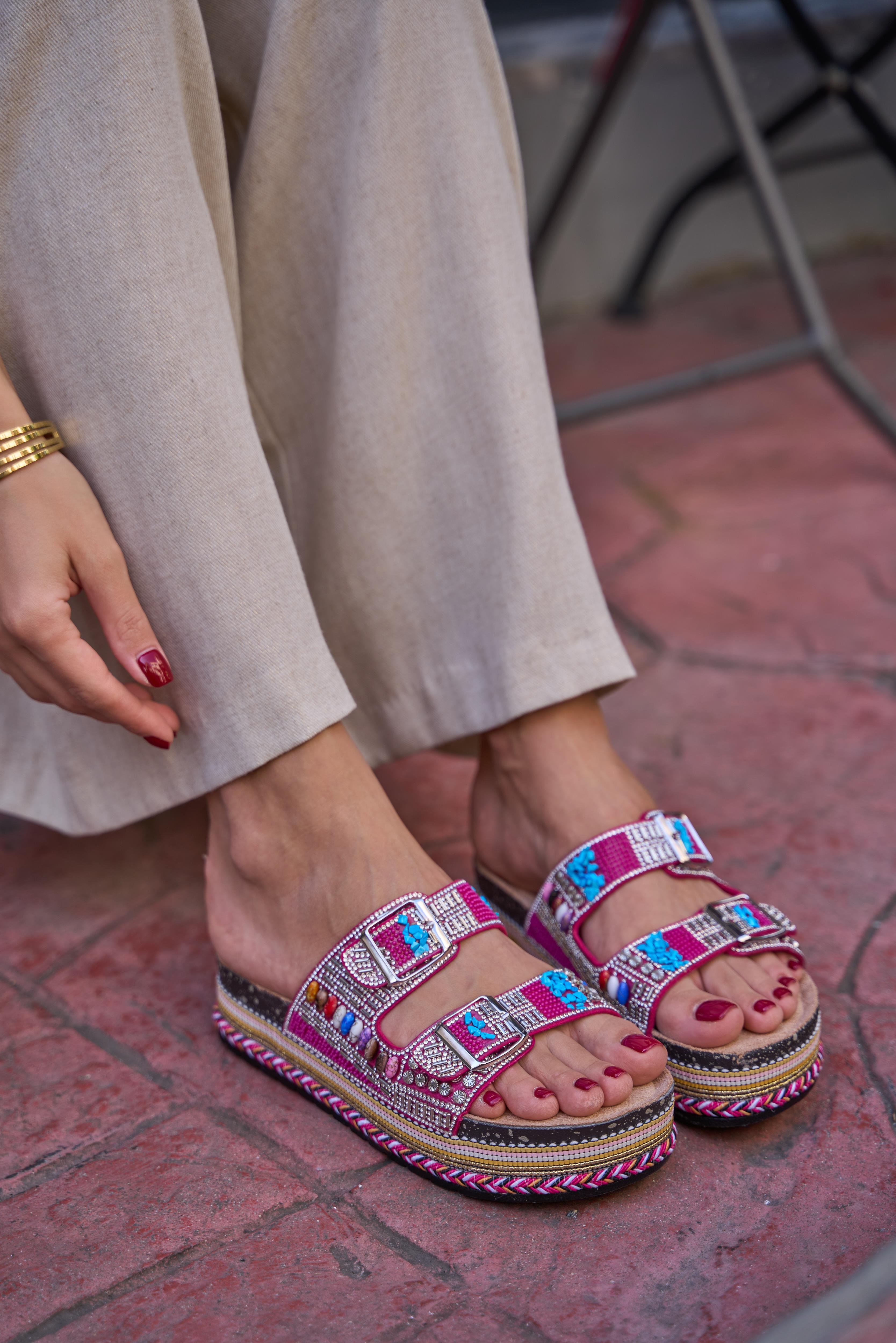 Taş ve Boncuk Detaylı Tokalı Platform Terlik Fuşya