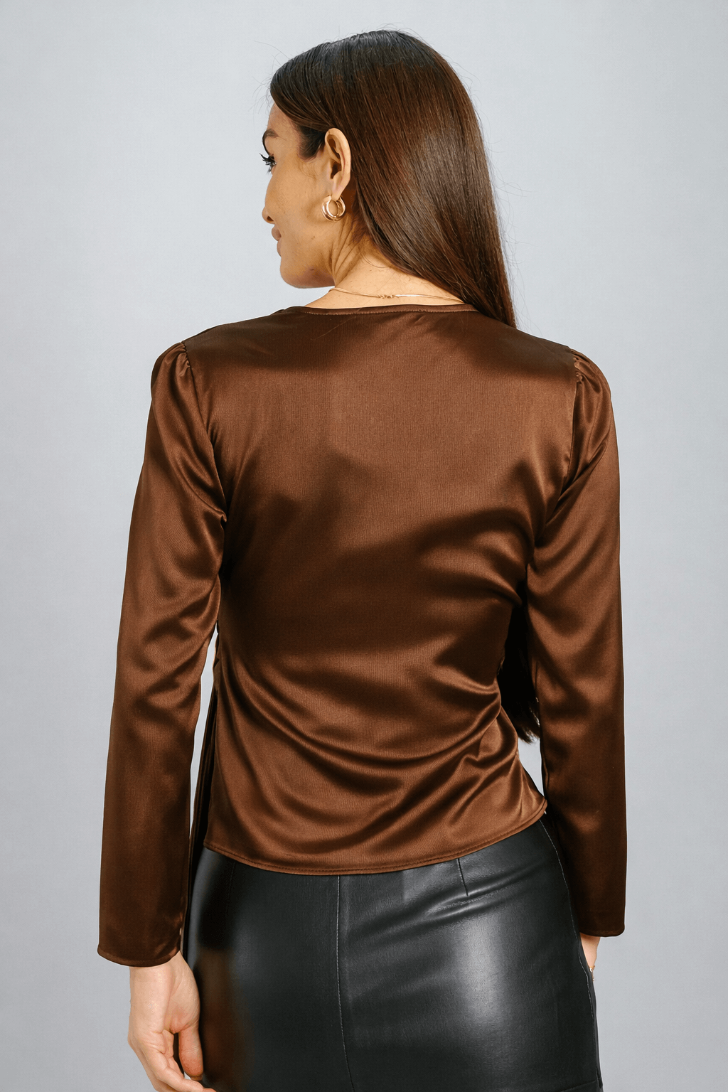 Sweetness Kadın Açık Kahverengi Likralı Saten Kruvaze Model Metal Aksesuarlı Uzun Kol Abiye BluzSWEETNESS