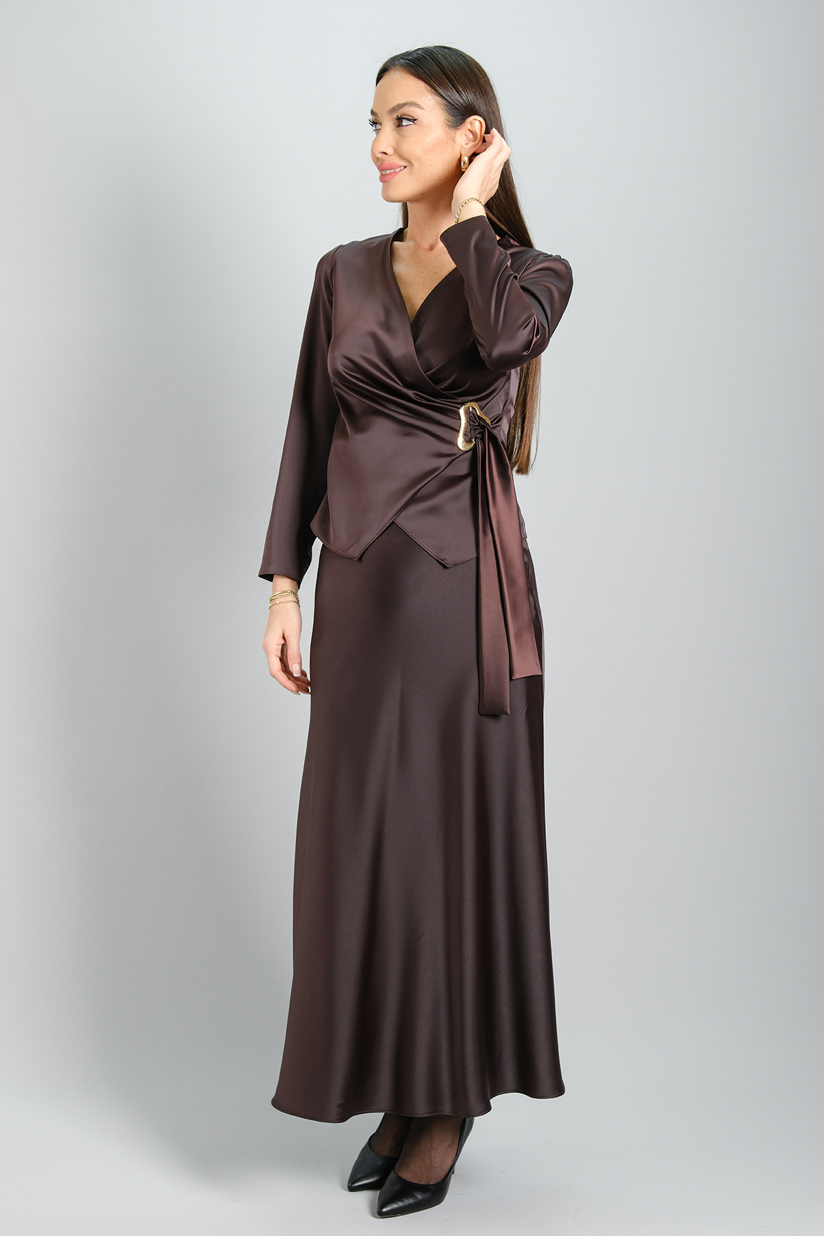 Sweetness Kadın Kahverengi Likralı Saten Kruvaze Model Metal Aksesuarlı Uzun Kol Abiye BluzSWEETNESS