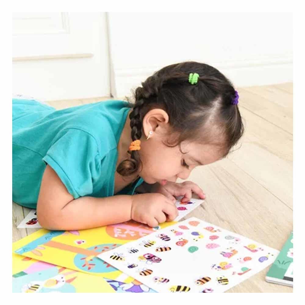 Little Insects - Play With Stickers Çocuk Kitapları Uzmanı - Children's Books Expert