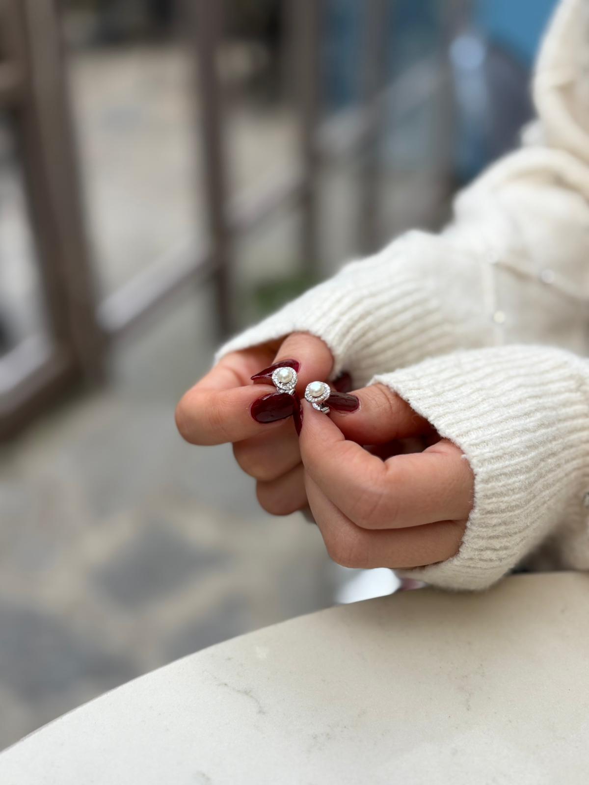 Kadın Gümüş İncili Vidalı Küpe 