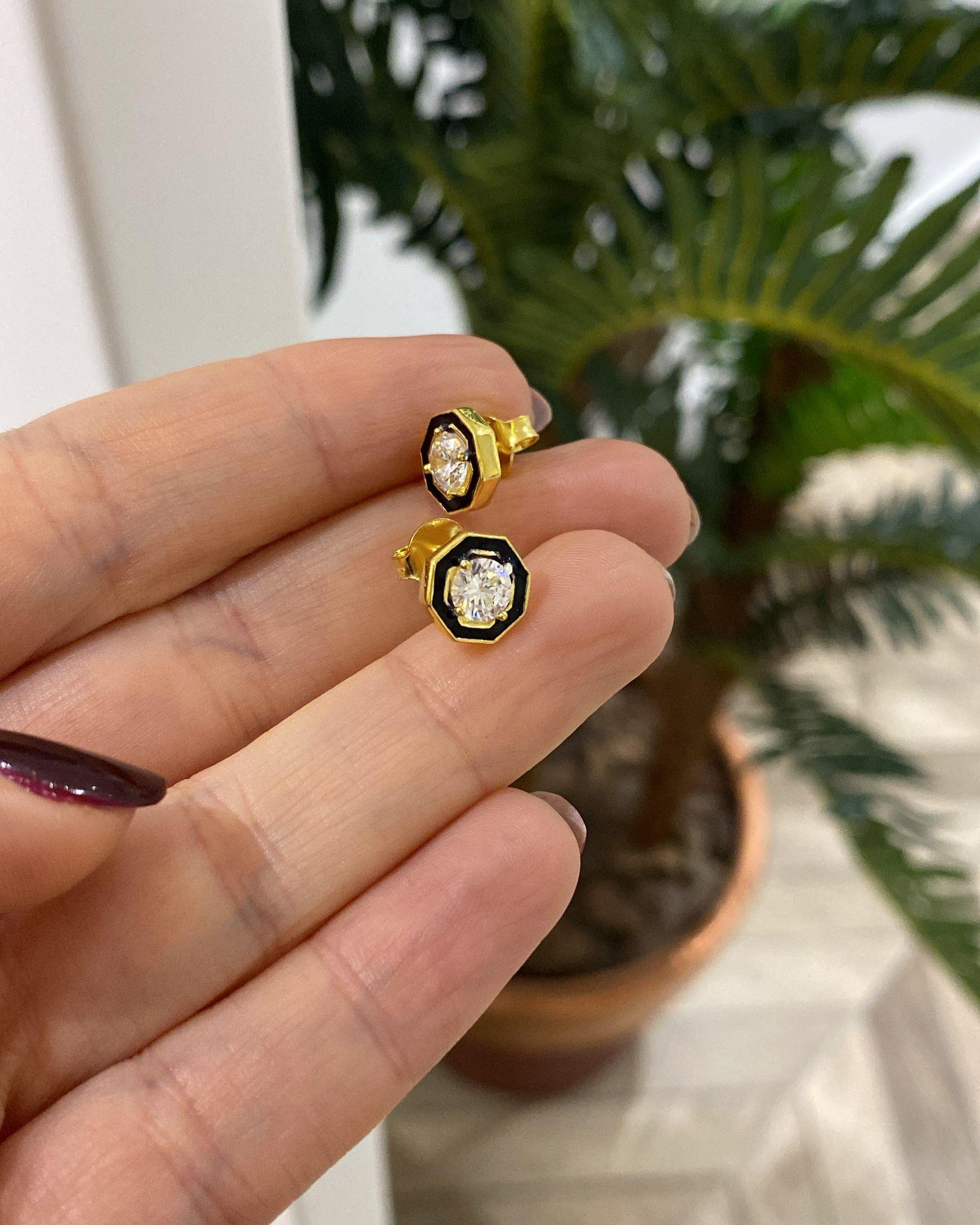 Kadın Gümüş Siyah Mineli Vidalı Küpe