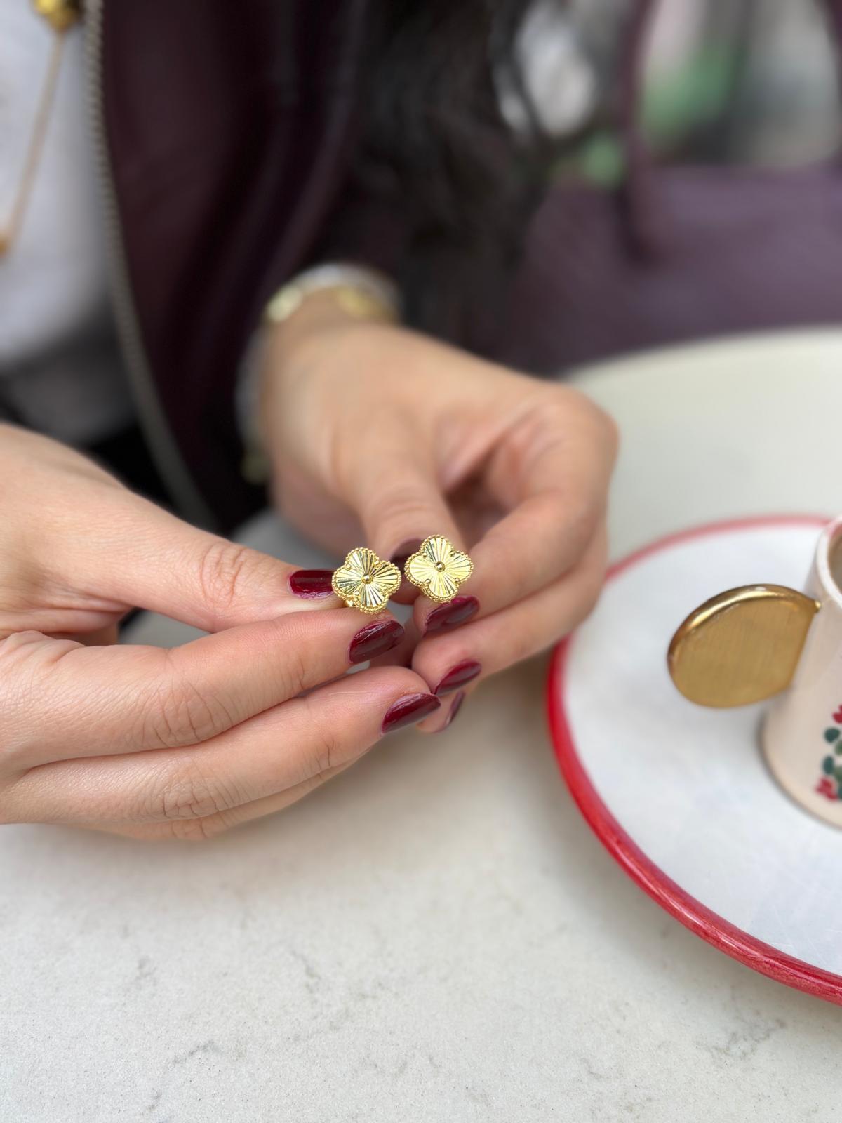 Kadın Gümüş Vidalı Yonca Küpe