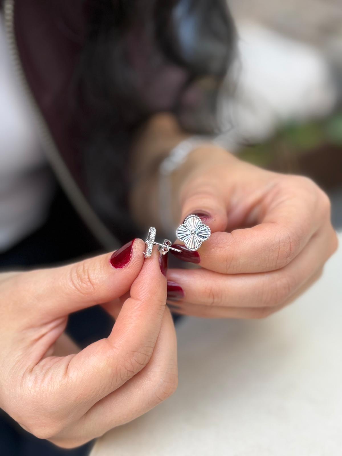 Kadın Gümüş Vidalı Yonca Küpe