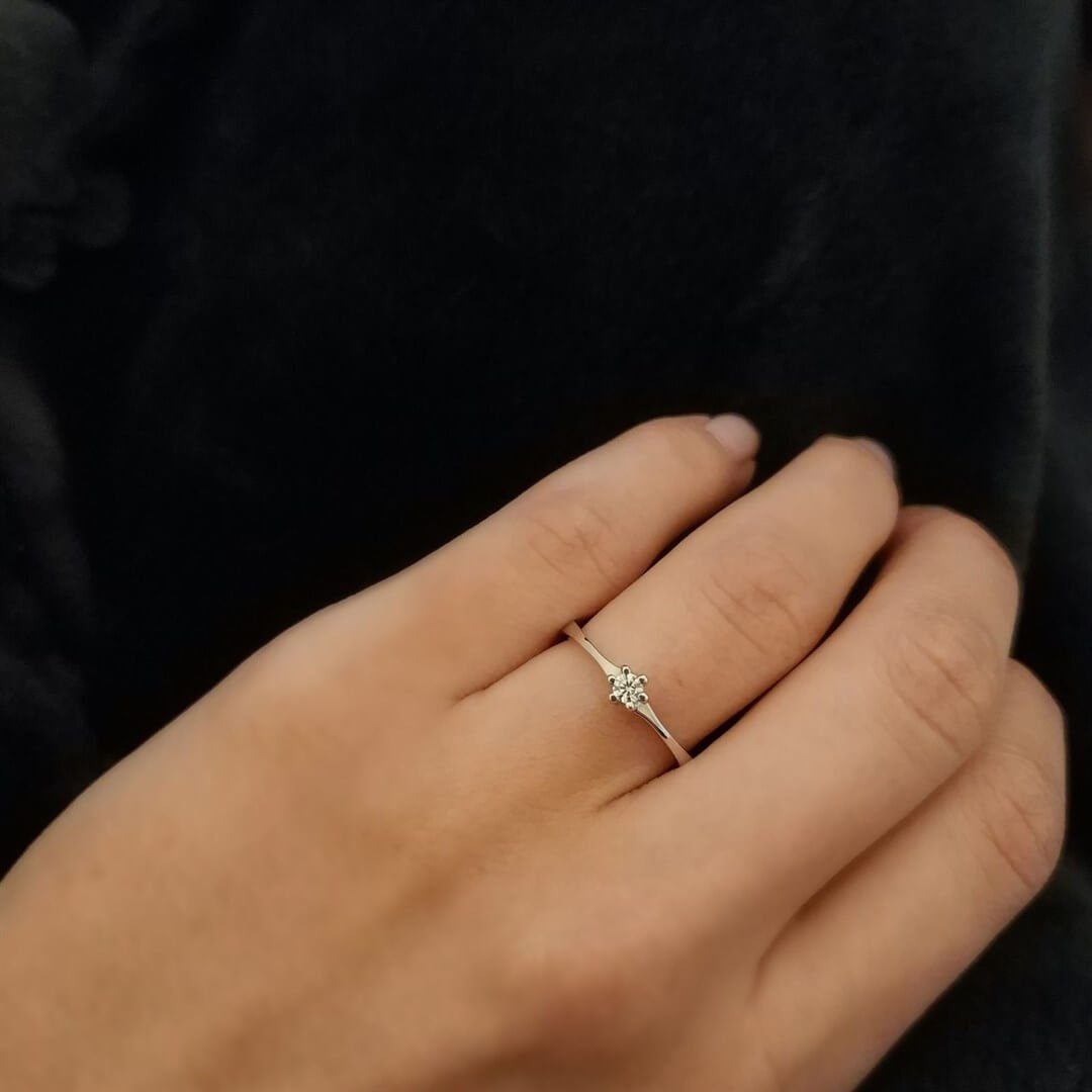 Altı Tırnaklı Tektaş Pırlanta Yüzük – 0.07 ct