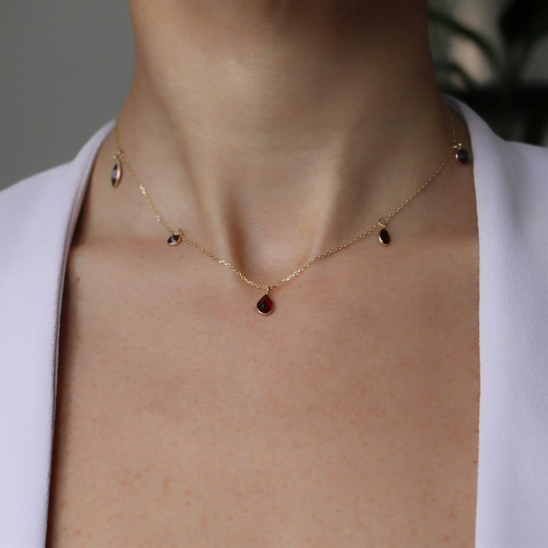 Garnet Taş Sallantılı Altın Kolye