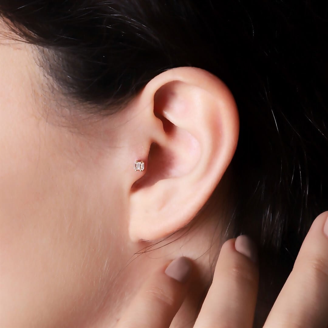 PiercingTragus Helix Altın Piercing – İki Baget Taşlı - Penna Jewels