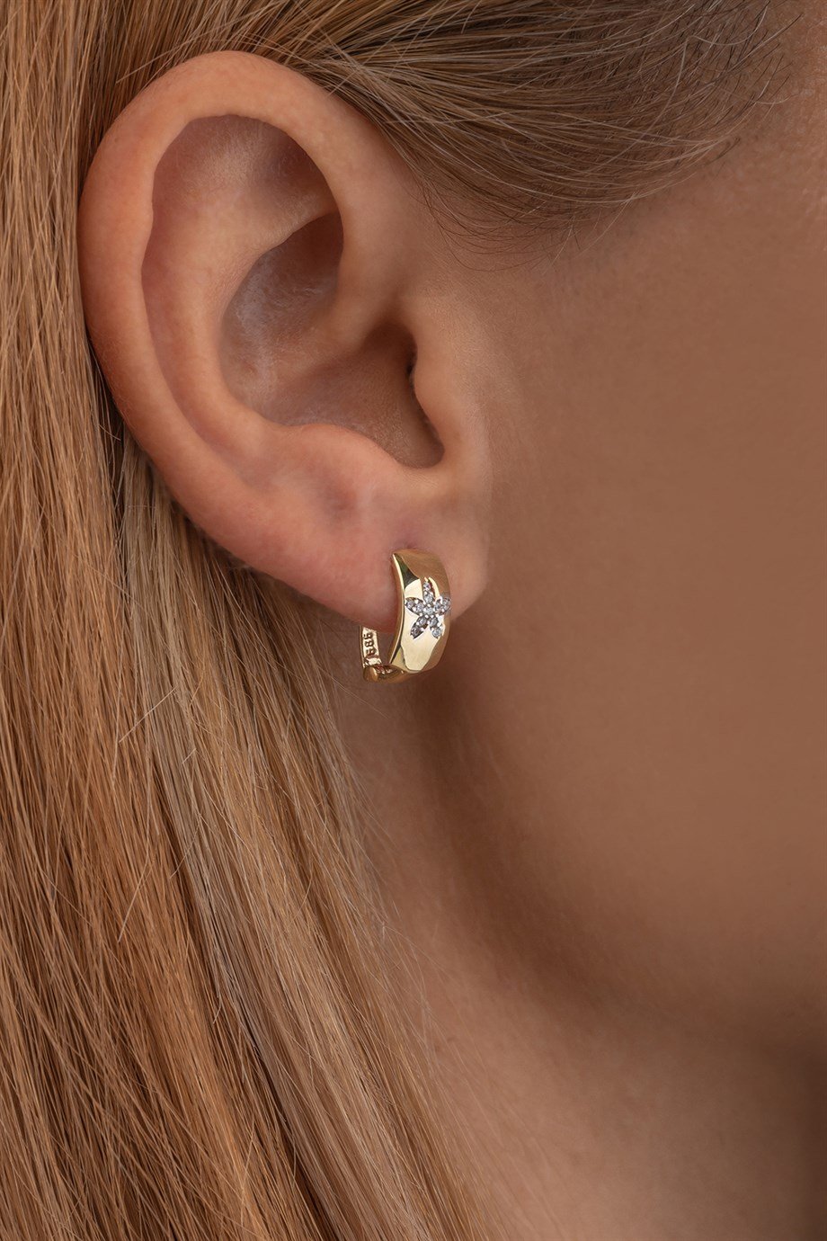  14 Ayar Altın Çiçek Desenli Küpe