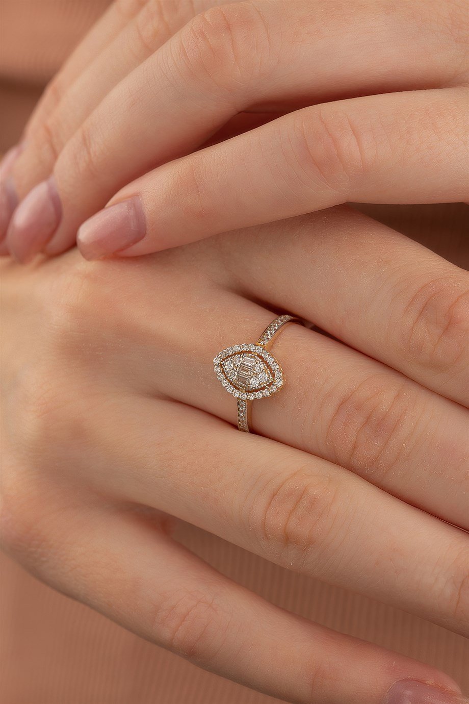 14 Ayar Altın Badem Model Baget Taşlı Set