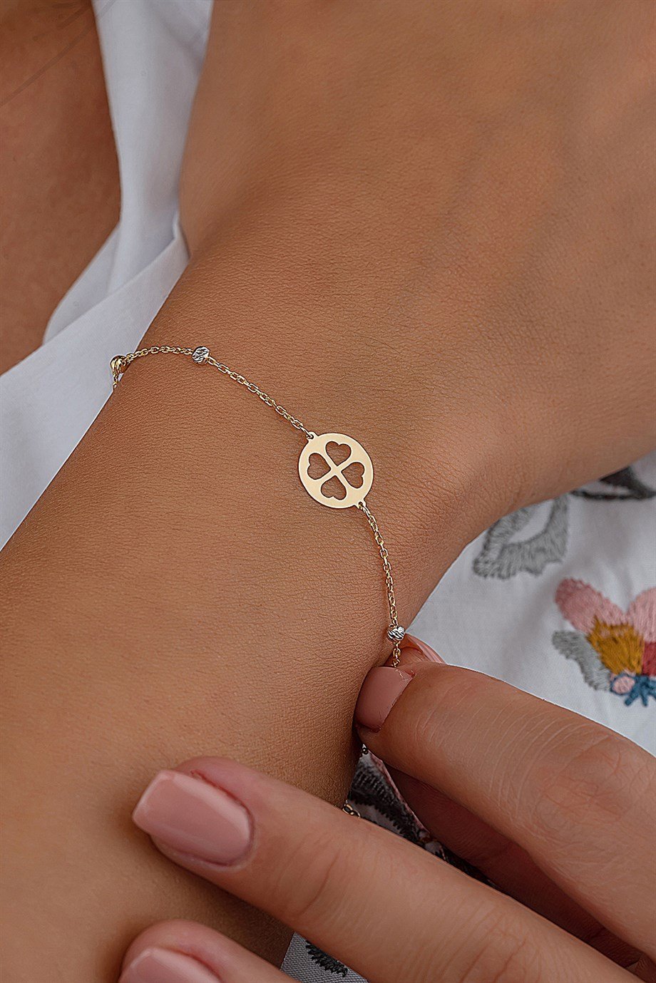 14 Ayar Altın Kalpli Yonca Desenli Kadın Bileklik