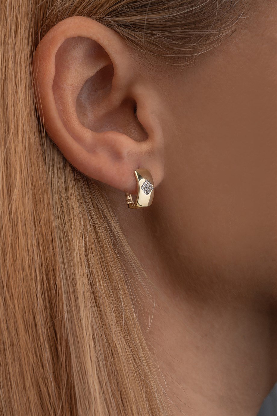 14 Ayar Altın Karo Desenli Küpe 