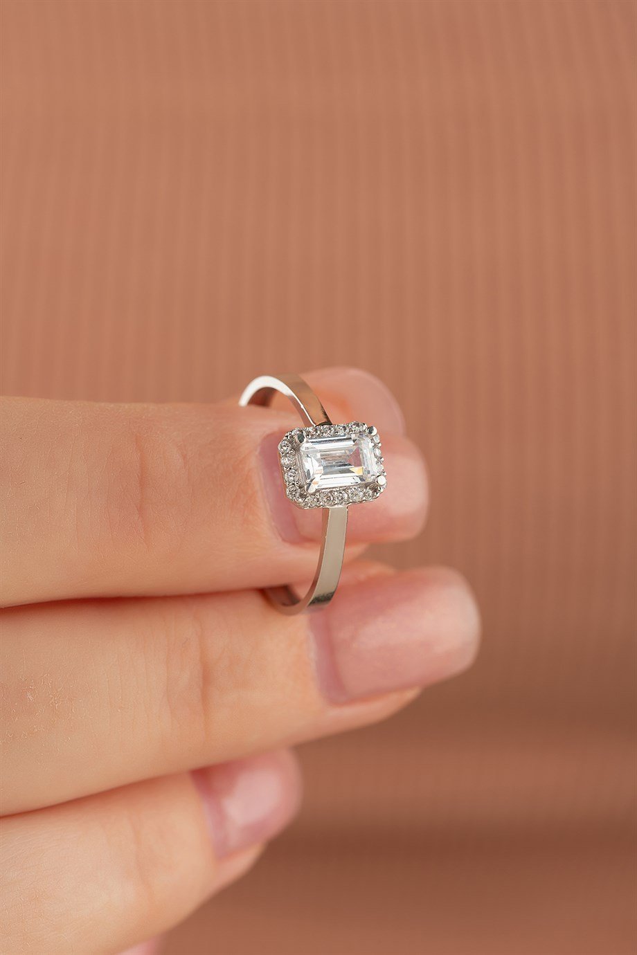 8 Ayar Altın Baget Taşlı Yüzük 