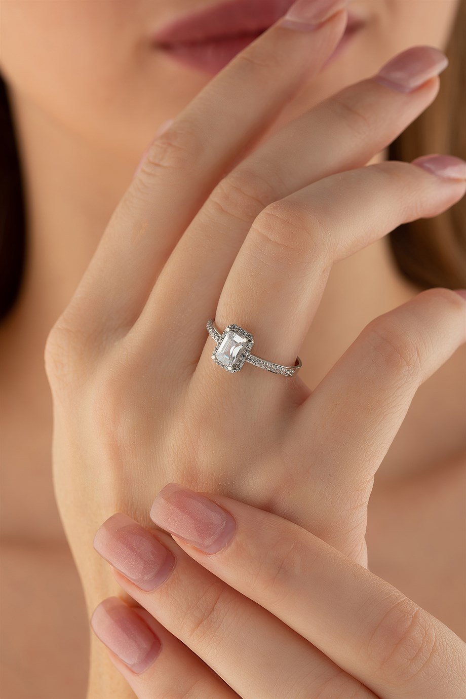 8 Ayar Altın Baget Taşlı Yüzük