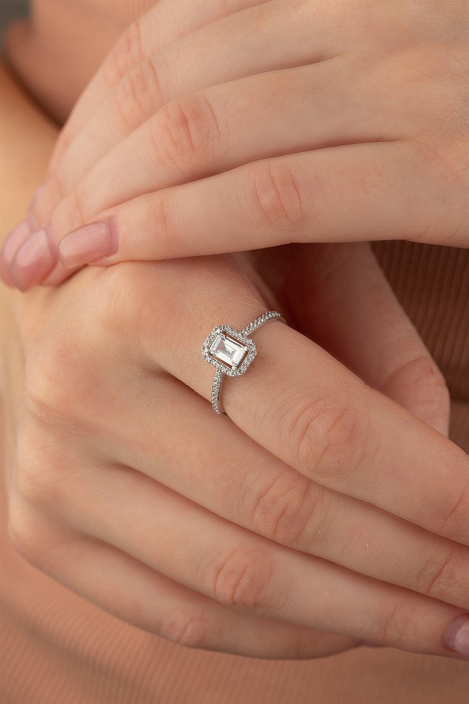 8 Ayar Altın Baget Taşlı Yüzük