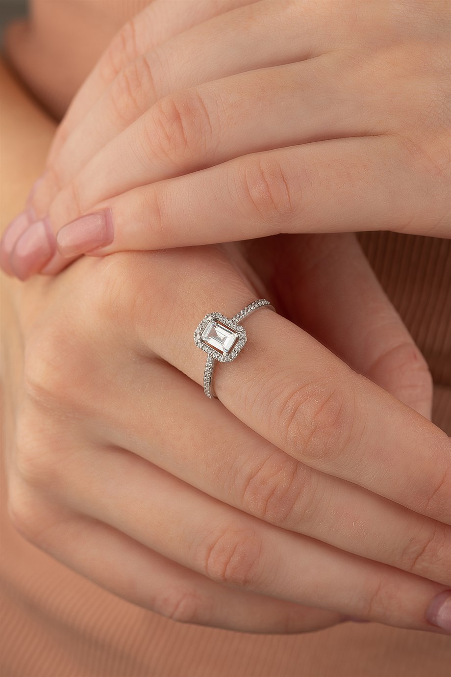 8 Ayar Altın Baget Taşlı Yüzük