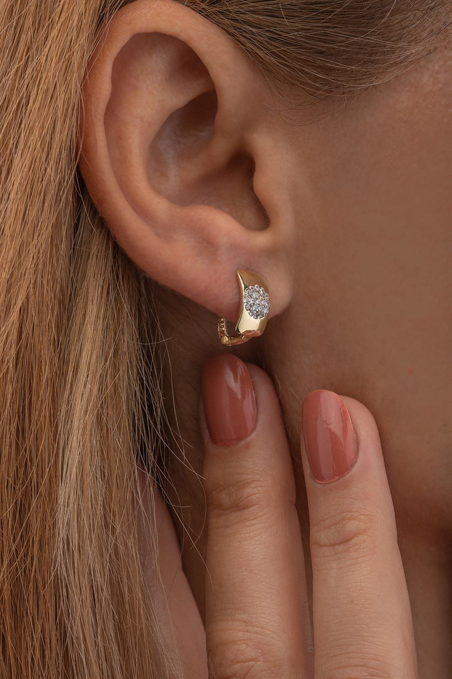 Kadın 14 Ayar Altın Yuvarlak Desenli Küpe