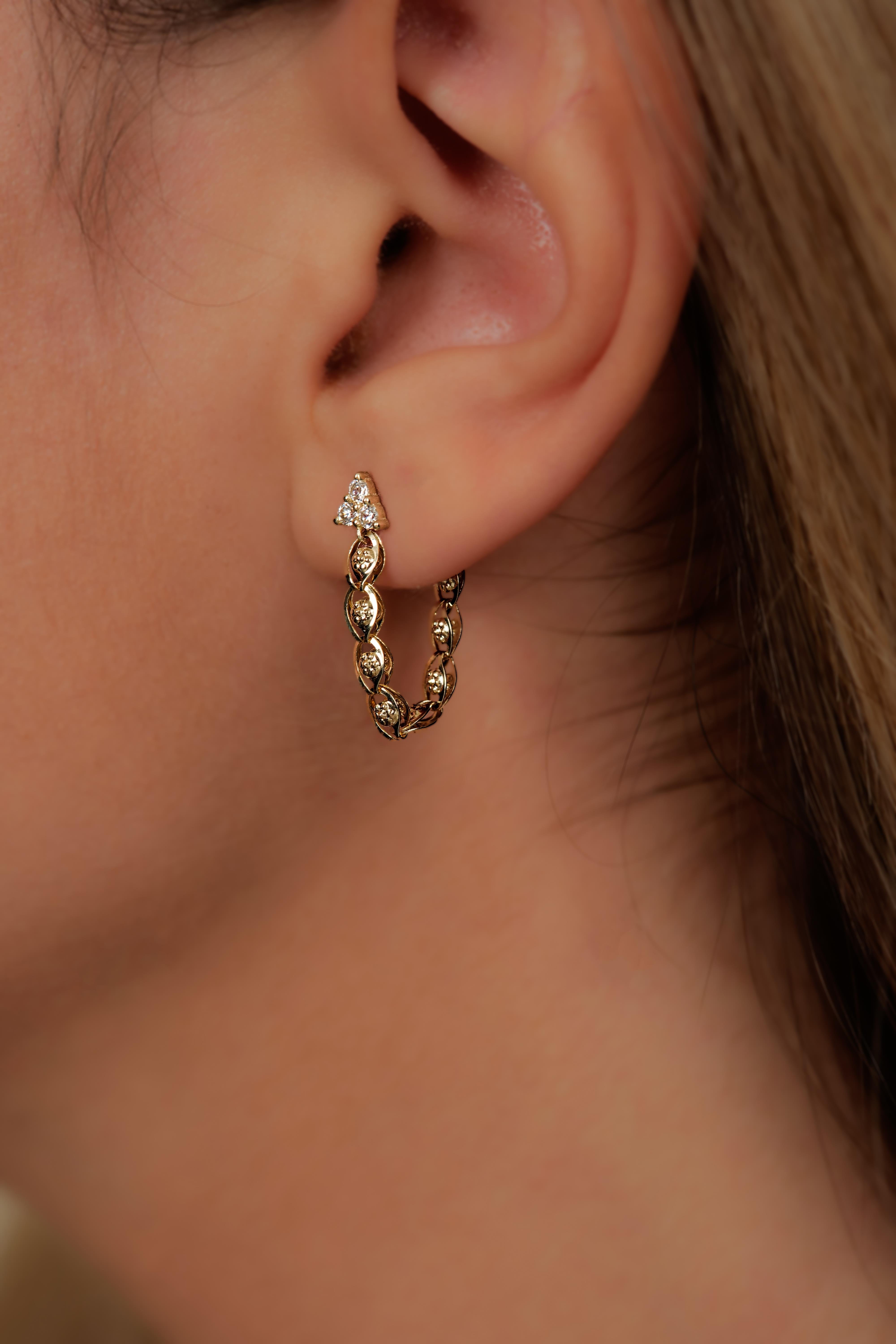 Üzüm Zincirli Üçgen Taşlı Küpe