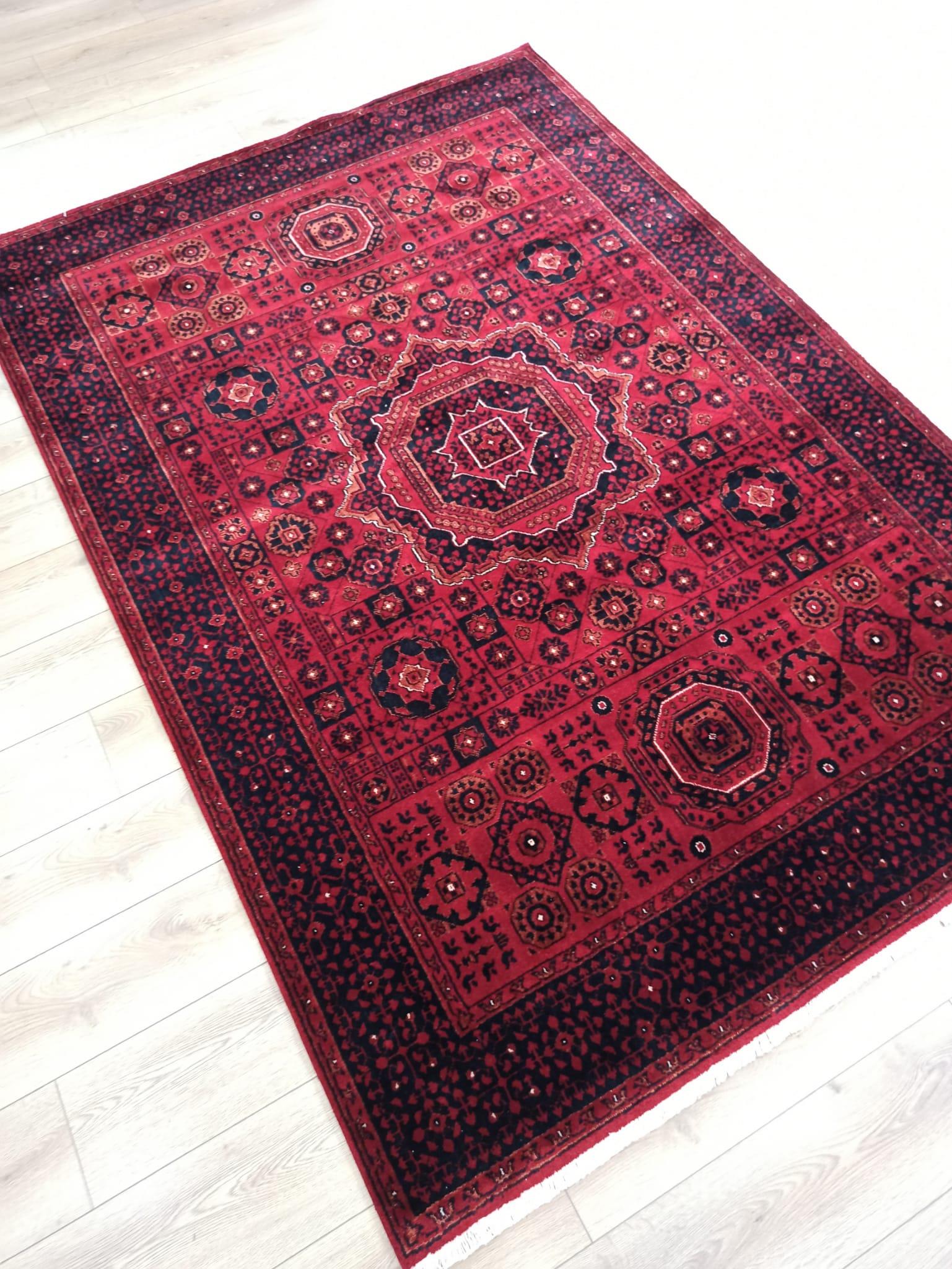 Çam Halı Bambos Plus 903 Kırmızı Yün ve Bambu ile Özel Tezgahlarda Üretilen Afgan Halısı Desenli El Emeği Modern Uşak Halısı