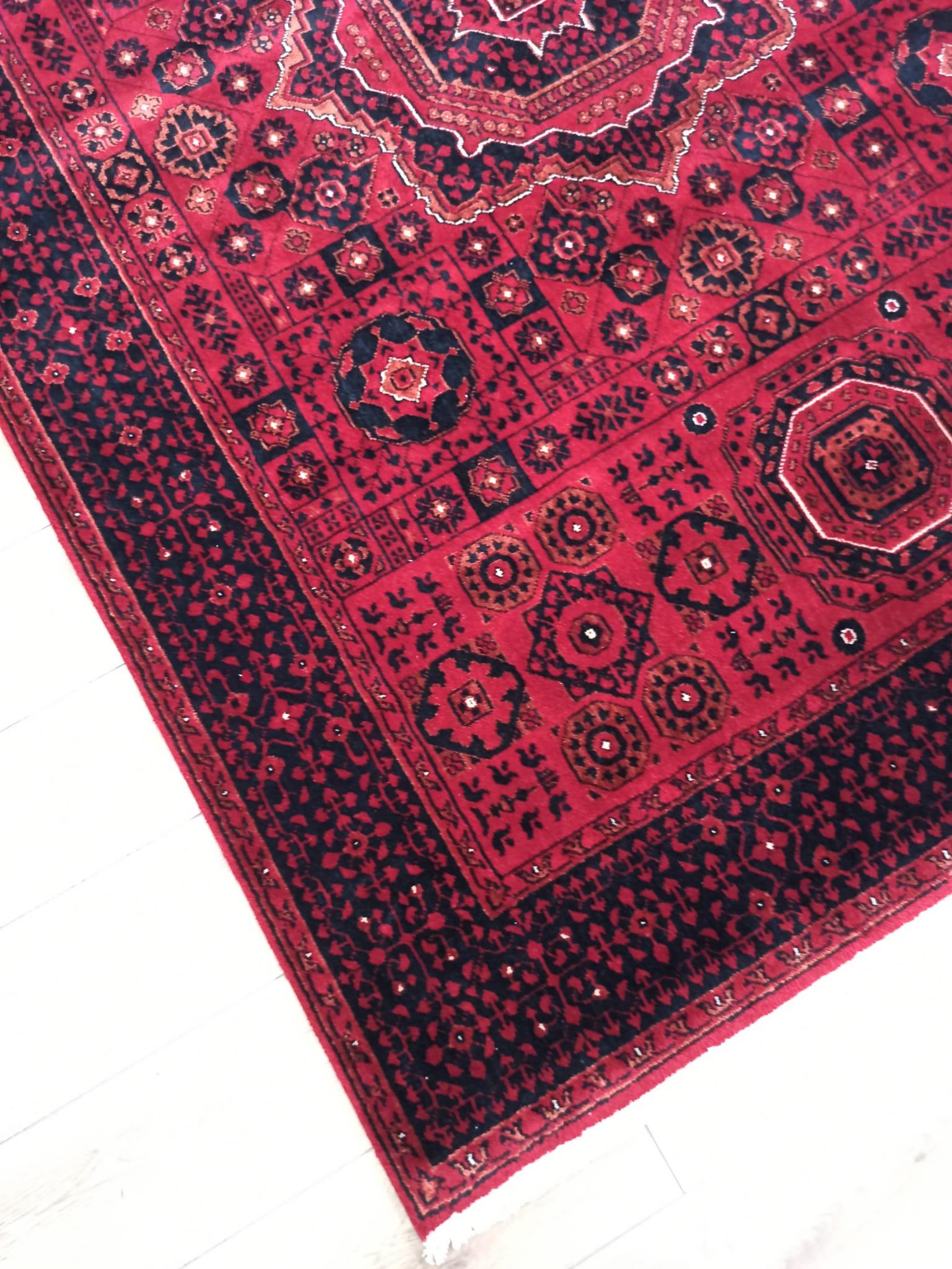 Çam Halı Bambos Plus 903 Kırmızı Yün ve Bambu ile Özel Tezgahlarda Üretilen Afgan Halısı Desenli El Emeği Modern Uşak Halısı