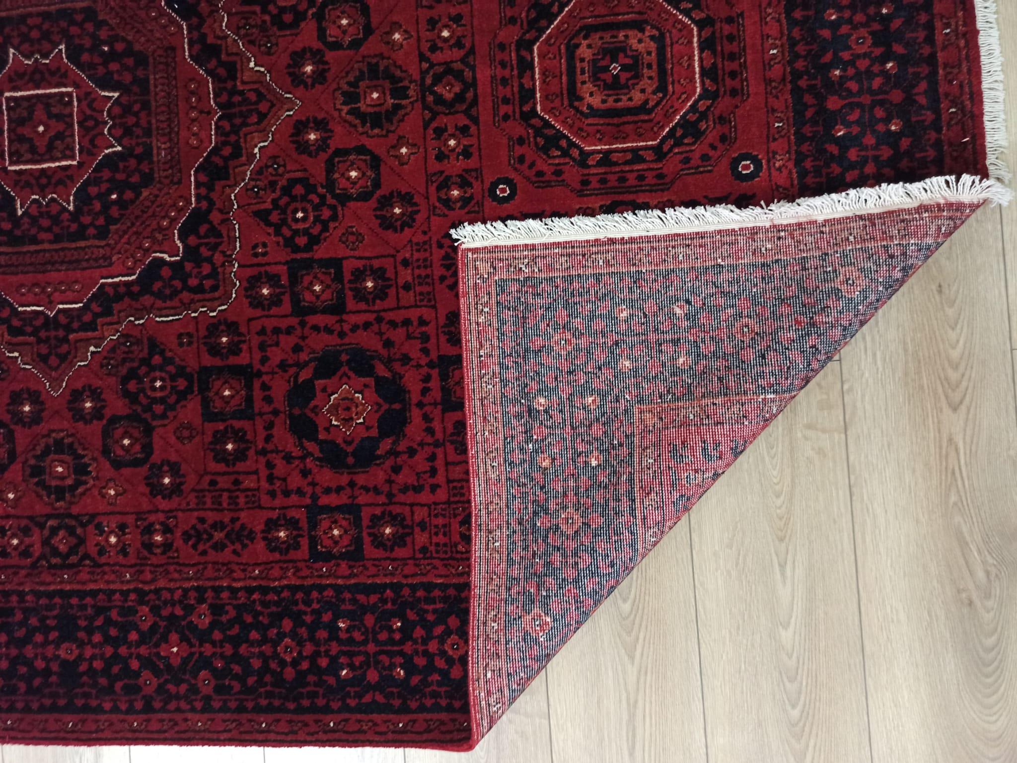 Çam Halı Bambos Plus 903 Kırmızı Yün ve Bambu ile Özel Tezgahlarda Üretilen Afgan Halısı Desenli El Emeği Modern Uşak Halısı