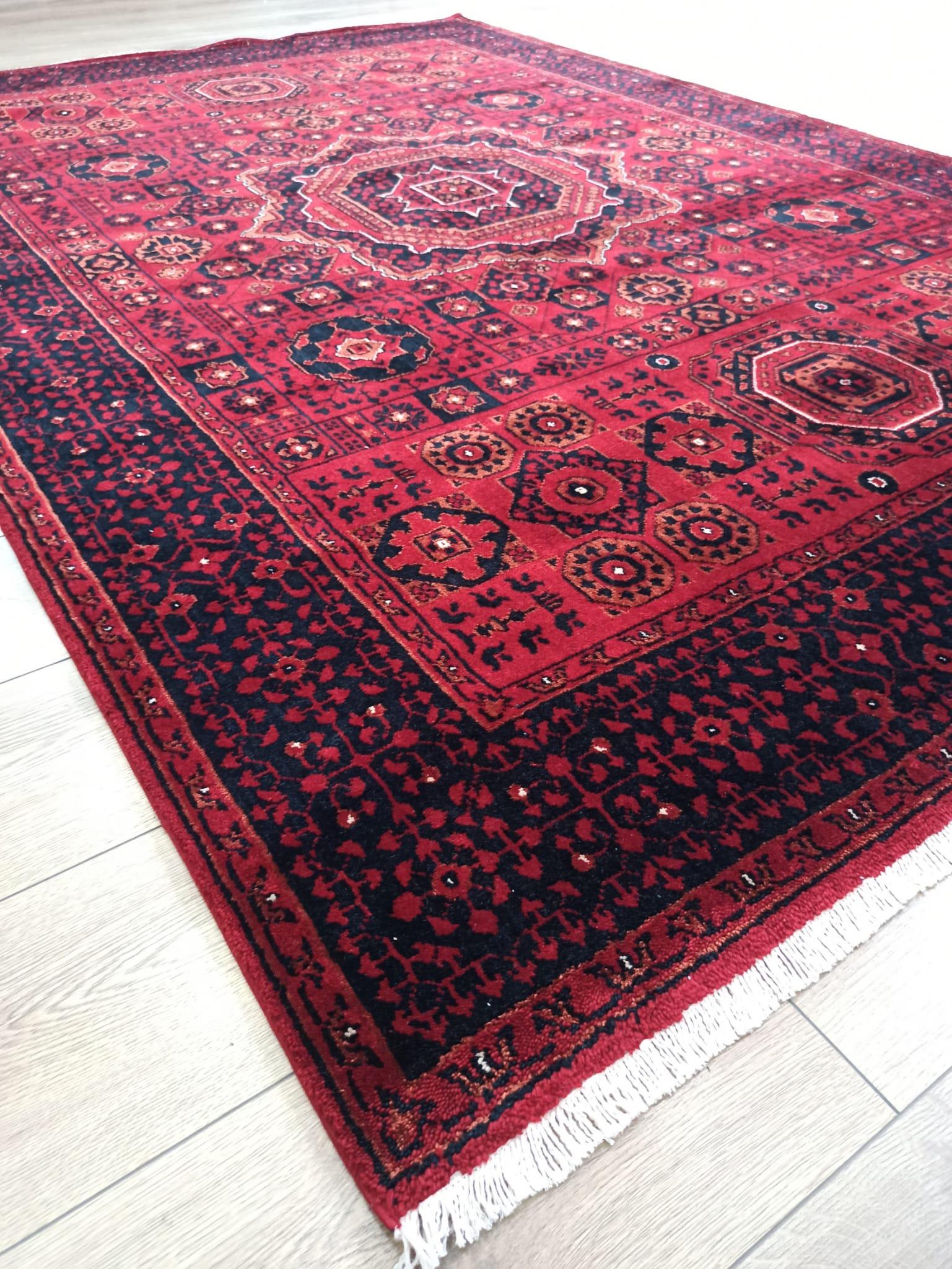 Çam Halı Bambos Plus 903 Kırmızı Yün ve Bambu ile Özel Tezgahlarda Üretilen Afgan Halısı Desenli El Emeği Modern Uşak Halısı