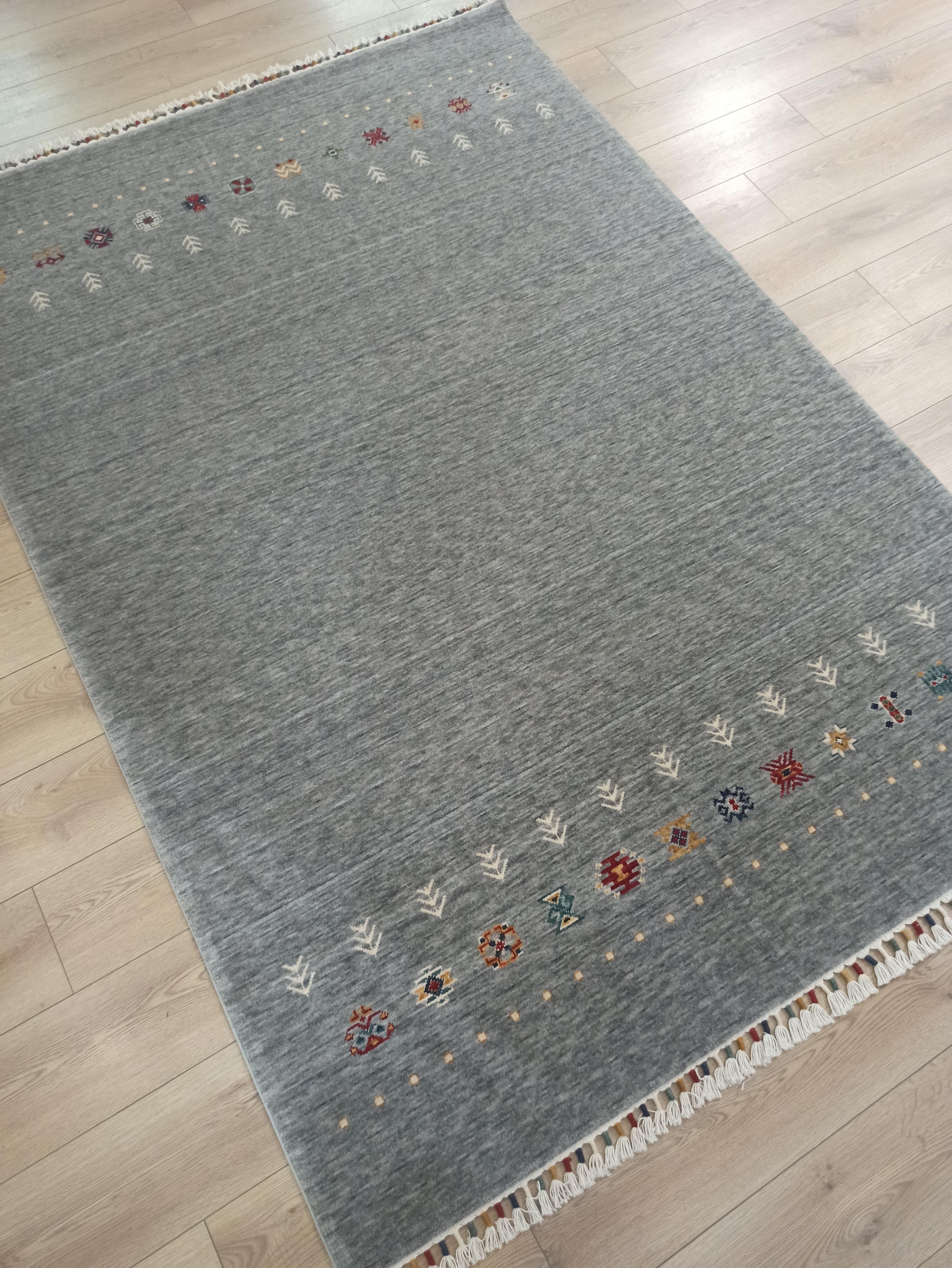 Çam Halı Funky 804 Gri Yün ve Bambu ile Özel Tezgahlarda Üretilen Otantik Desenli El Emeği Modern Uşak Halısı