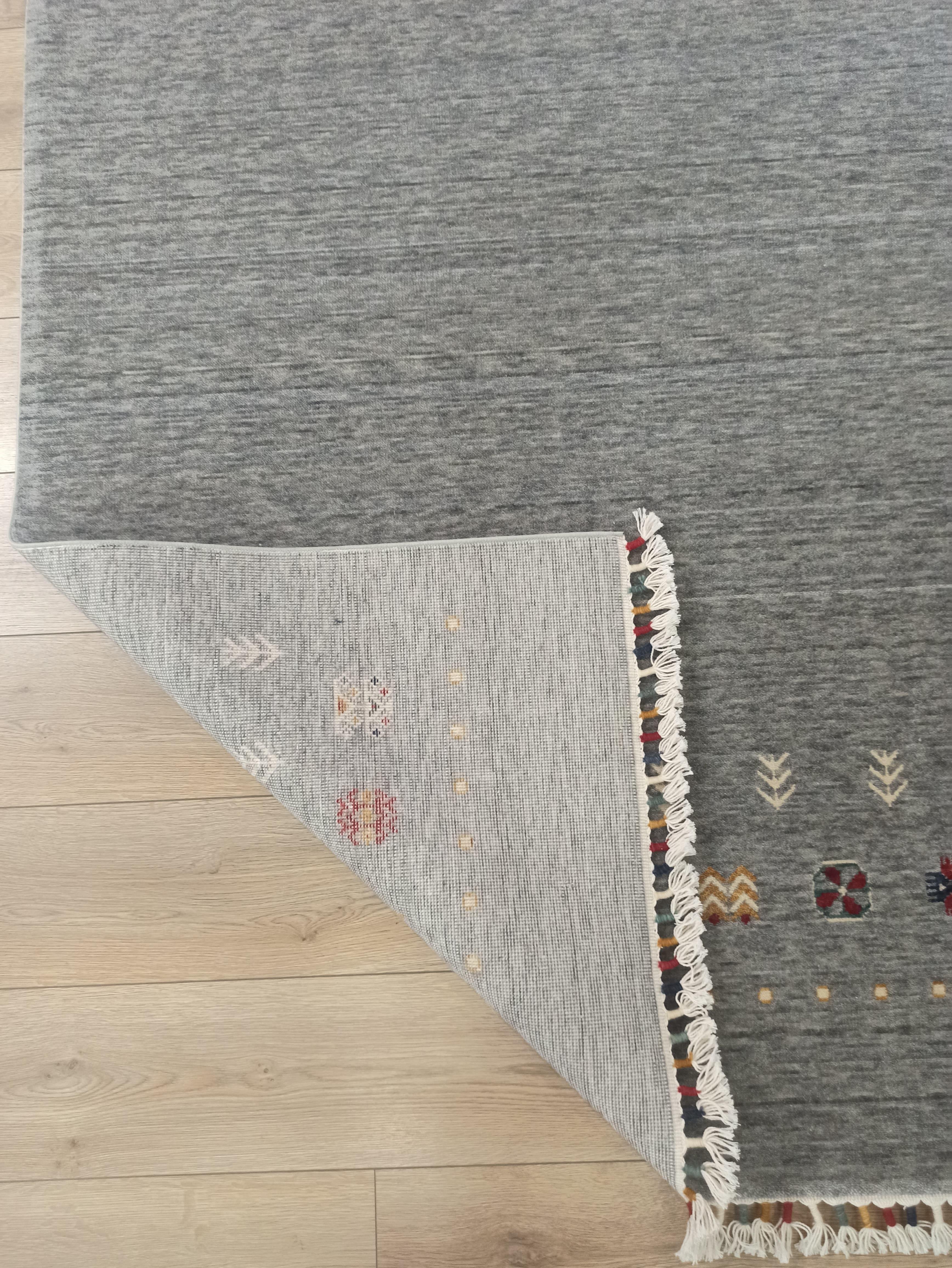 Çam Halı Funky 804 Gri Yün ve Bambu ile Özel Tezgahlarda Üretilen Otantik Desenli El Emeği Modern Uşak Halısı