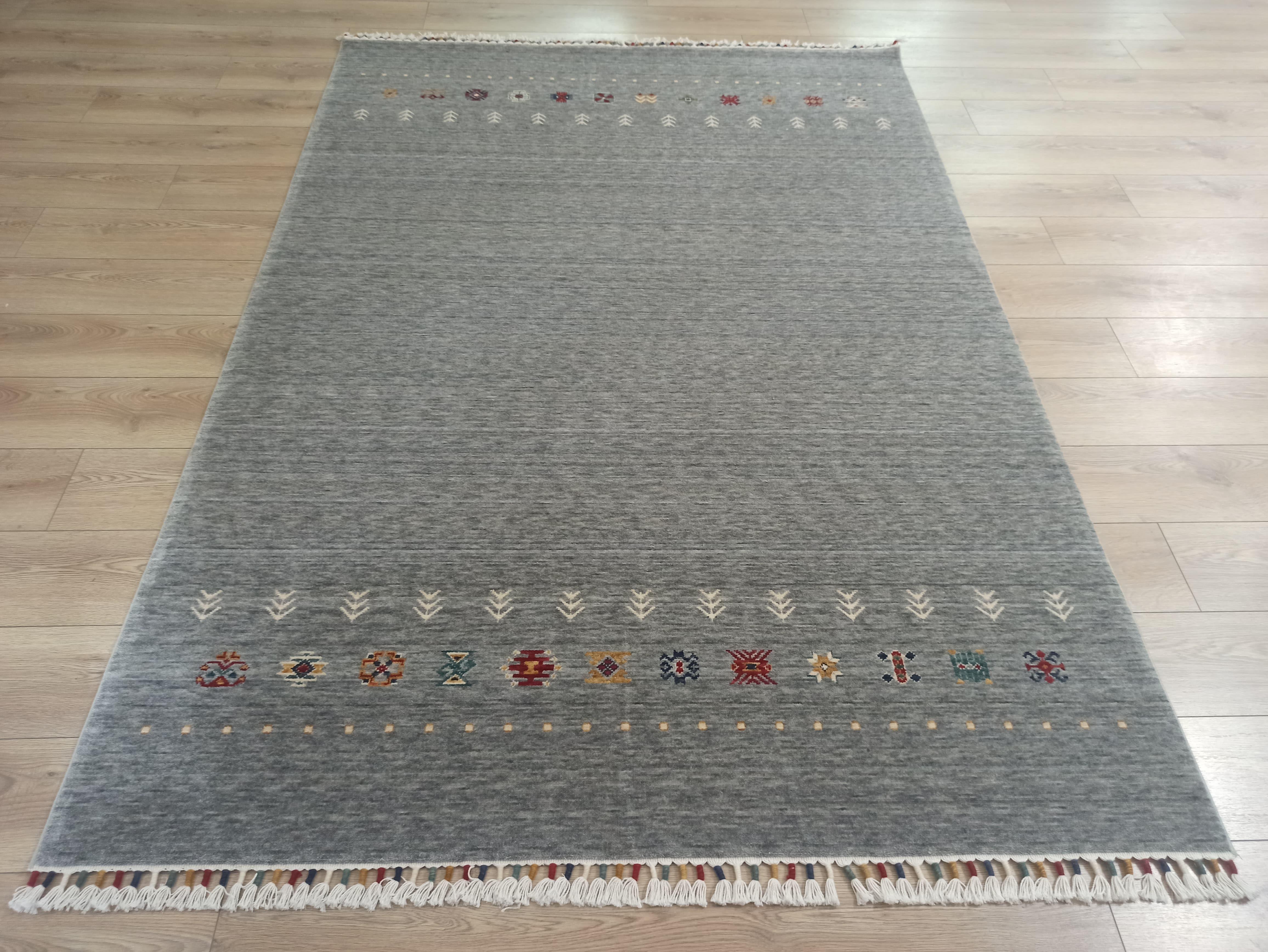 Çam Halı Funky 804 Gri Yün ve Bambu ile Özel Tezgahlarda Üretilen Otantik Desenli El Emeği Modern Uşak Halısı