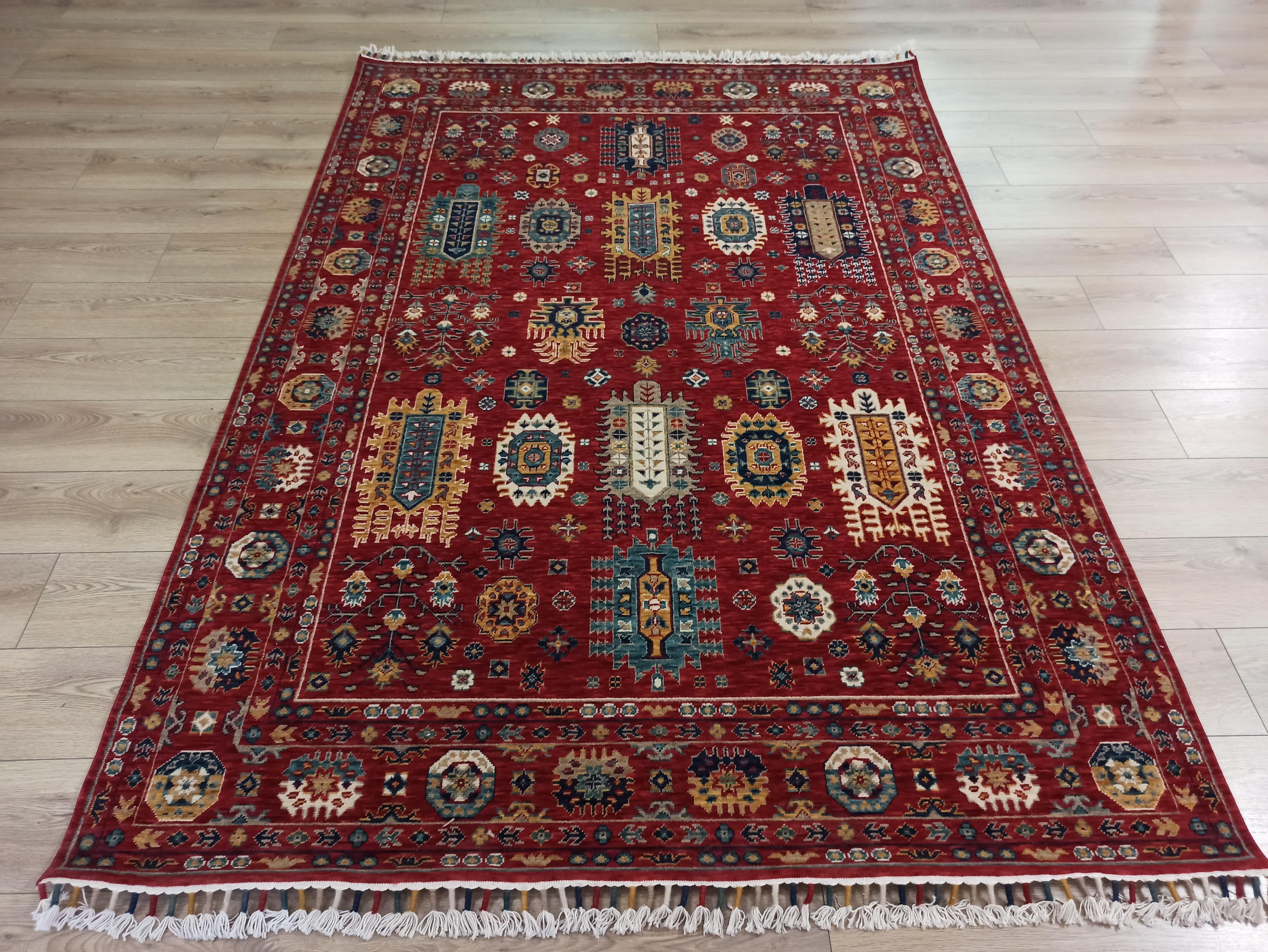 Çam Halı Sultani 807 Kırmızı Yün ve Bambu ile Özel Tezgahlarda Üretilen Otantik Desenli El Emeği Modern Uşak Halısı