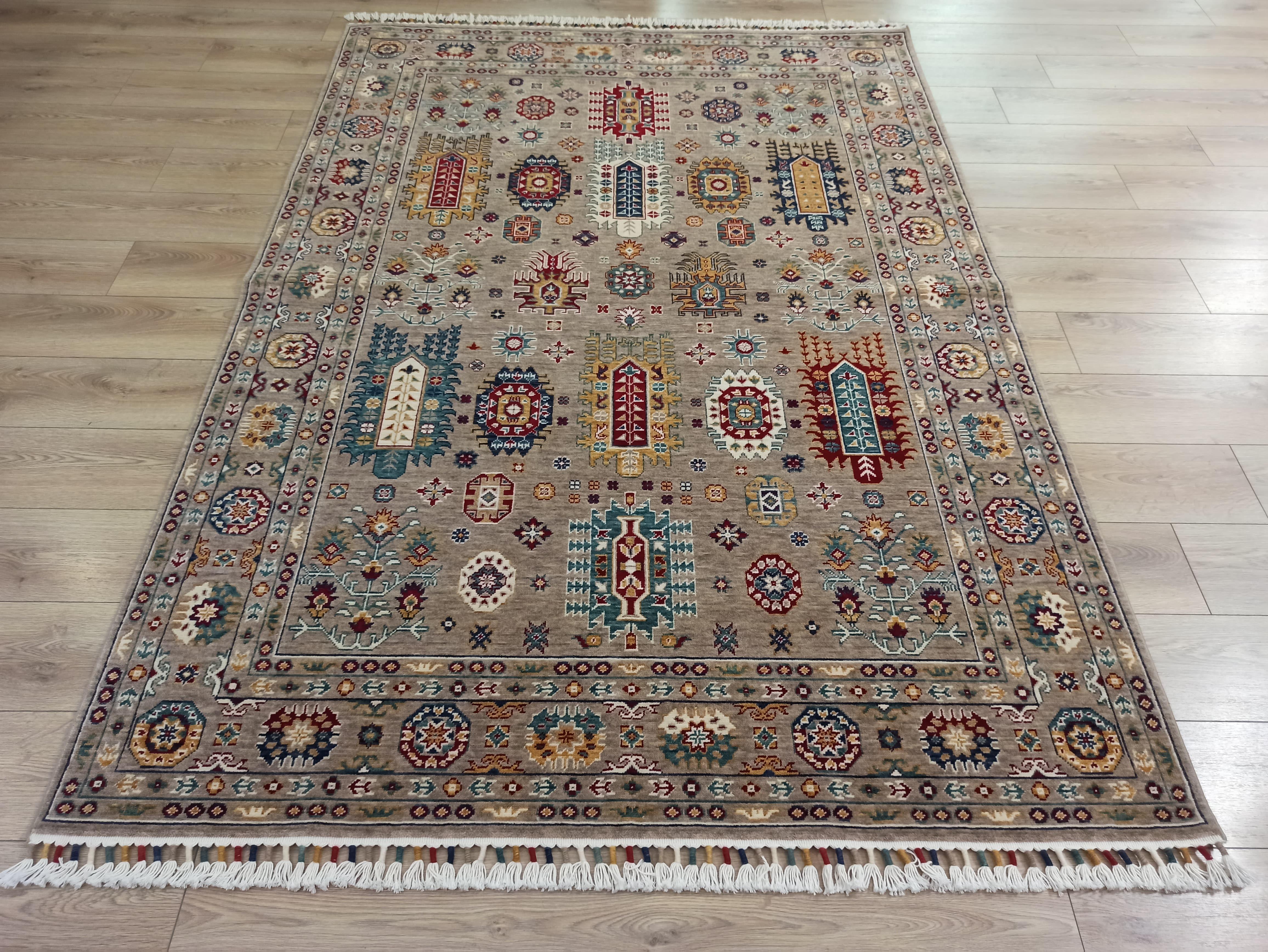 Çam Halı Sultani 807 Vizon Yün ve Bambu ile Özel Tezgahlarda Üretilen Otantik Desenli El Emeği Modern Uşak Halısı
