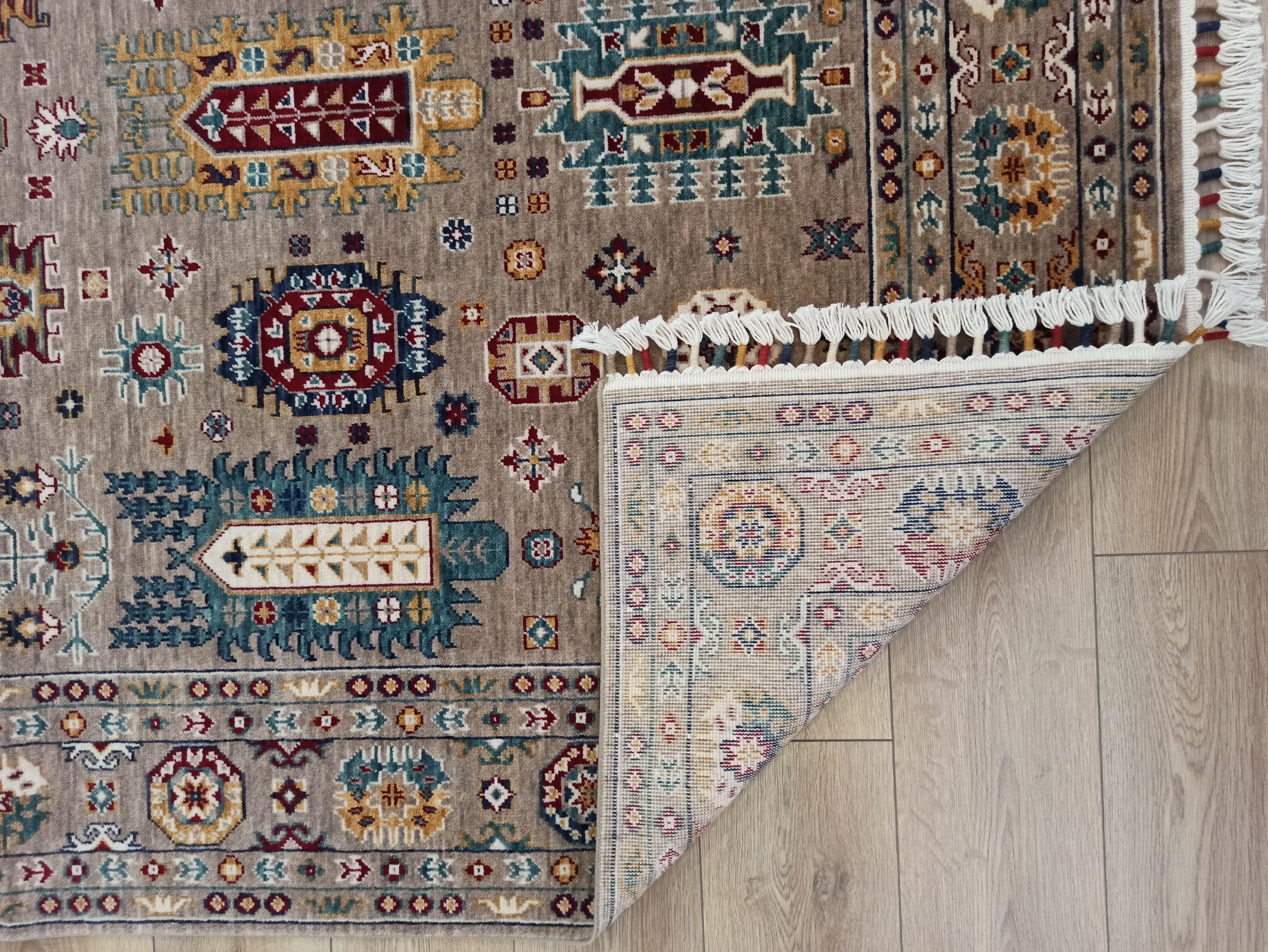 Çam Halı Sultani 807 Vizon Yün ve Bambu ile Özel Tezgahlarda Üretilen Otantik Desenli El Emeği Modern Uşak Halısı