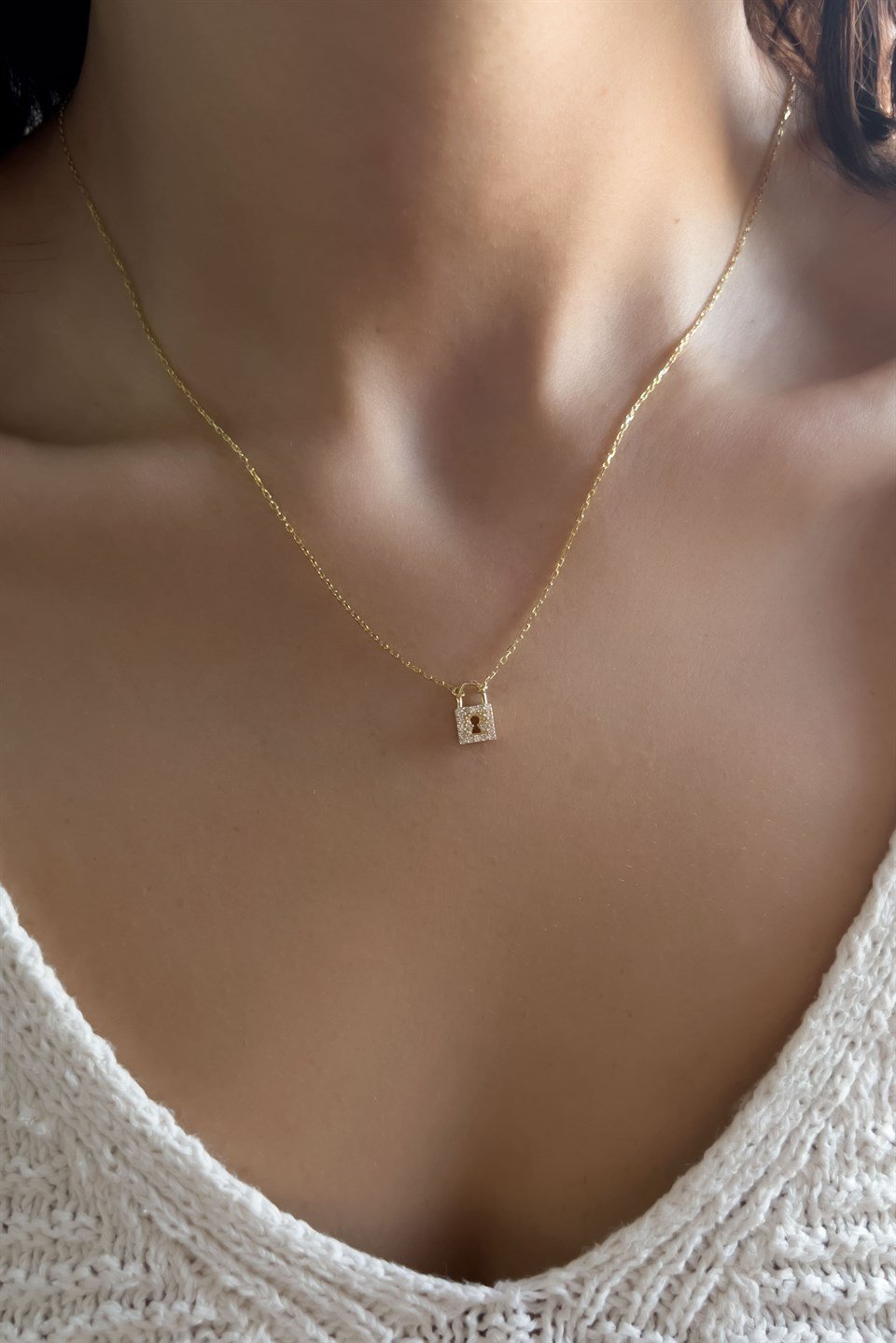 Gümüş Taşlı Minimal Kilit Kolye