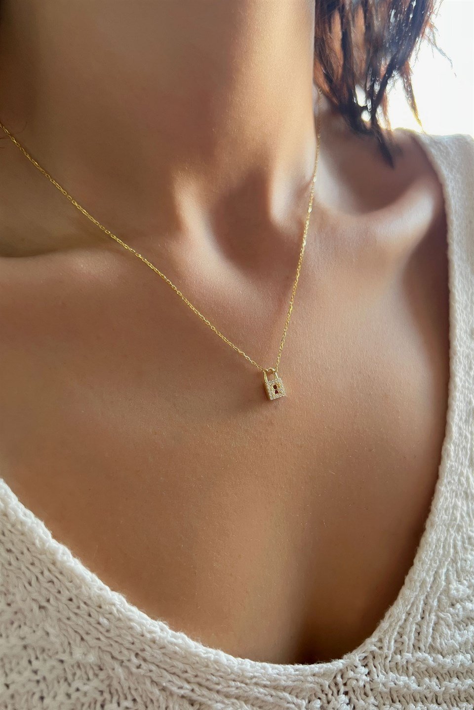 Gümüş Taşlı Minimal Kilit Kolye