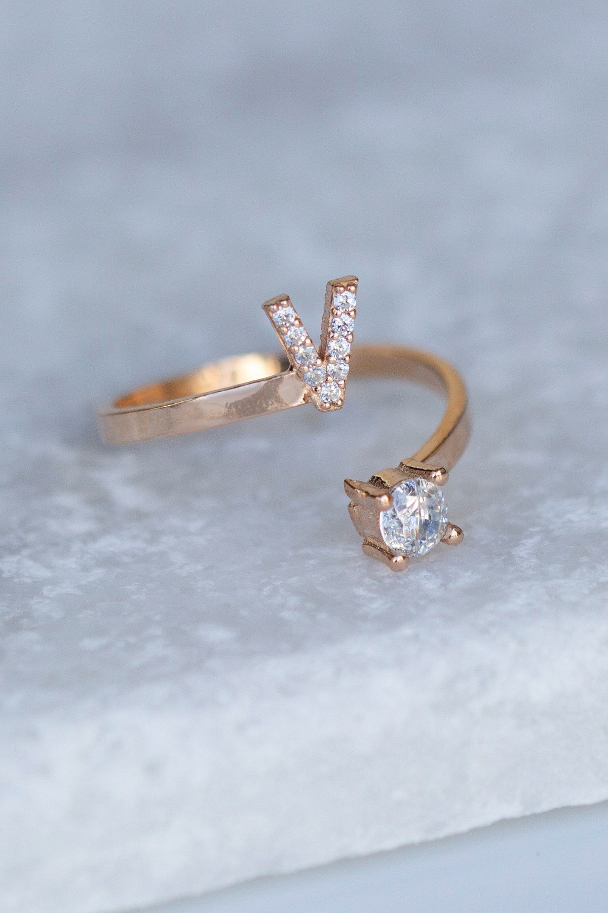 Gümüş V Harfi Yüzük Lieza Jewelry yzg210027