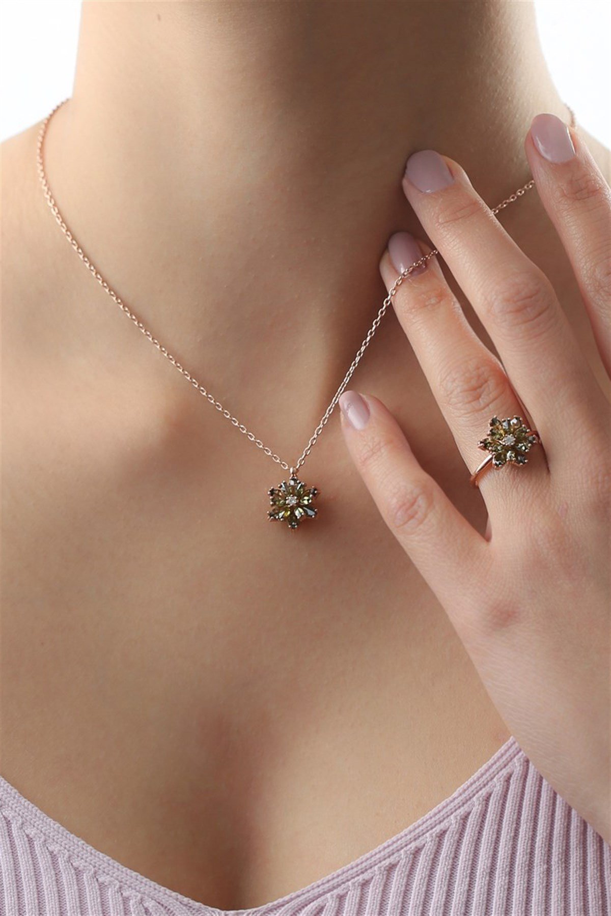 Gümüş Yeşil Taşlı Lotus Çiçeği Kolye