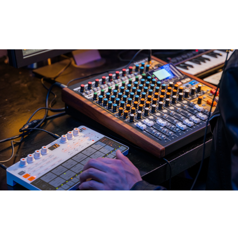 Tascam Model 12 10 Kanal Analog Mikser & 12 Kanal Digital Kayıt Mikseri