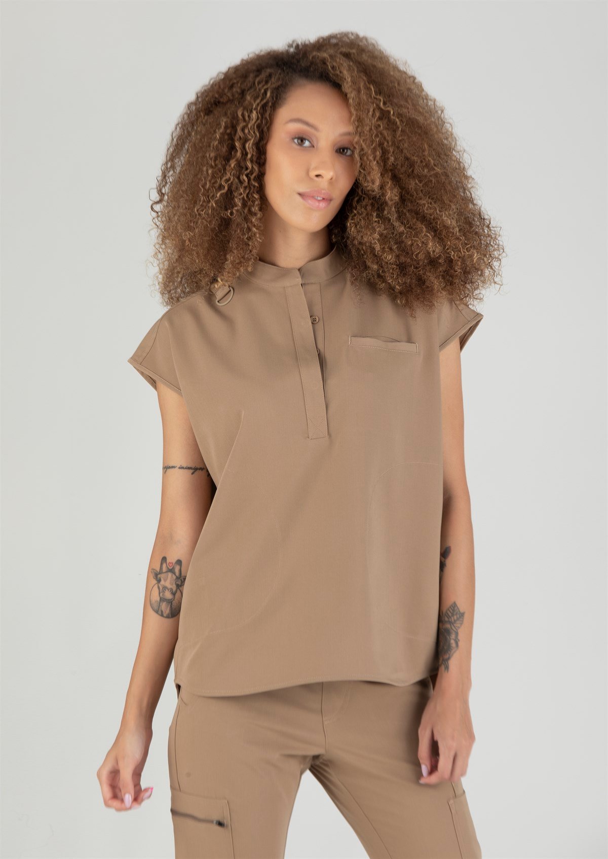 Elegante Vita Bej Kadın Scrubs Üst - Medikal Giyim Uniform