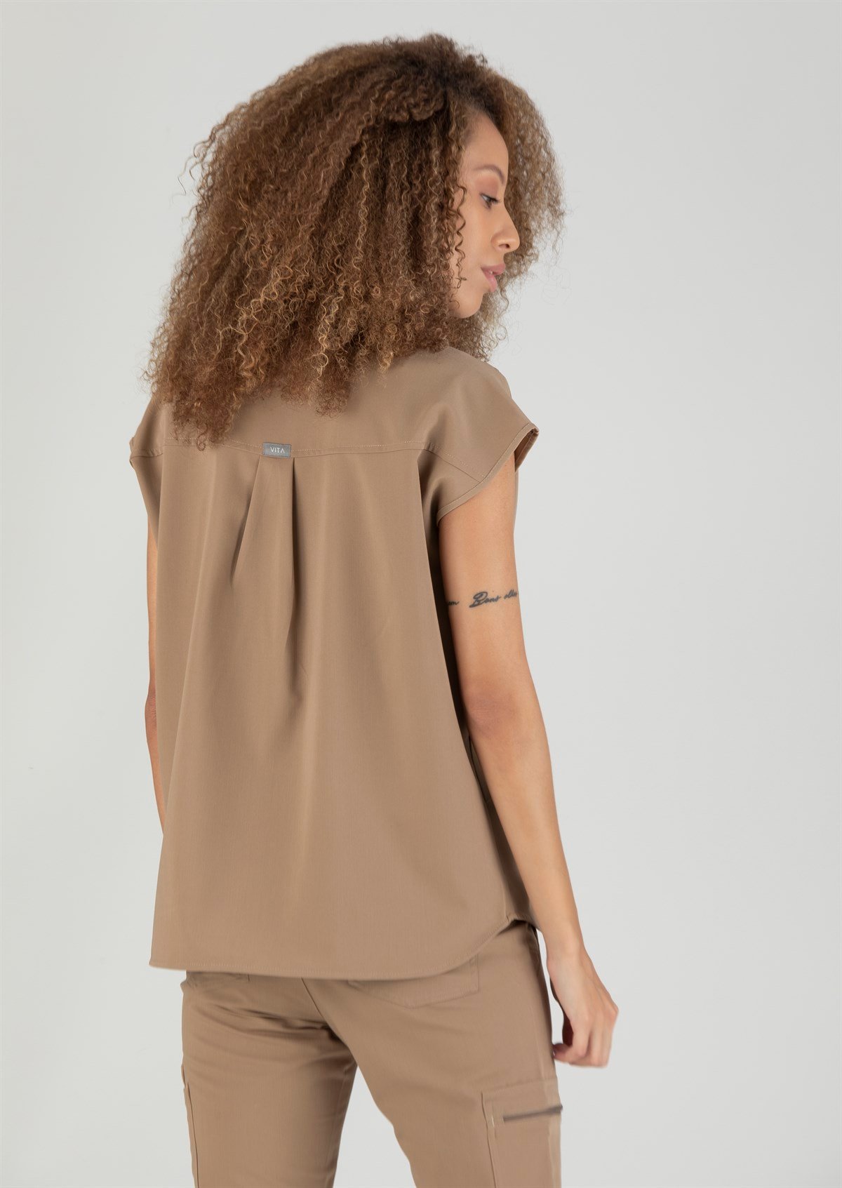 Elegante Vita Bej Kadın Scrubs Üst - Medikal Giyim Uniform