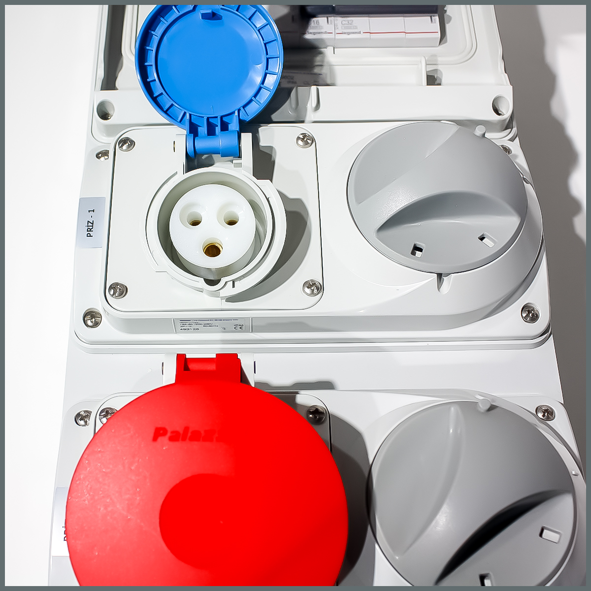 IP44 Kombinasyon Panosu  1 ad. 3x16A, 1ad. 5x32A Kilitli Priz