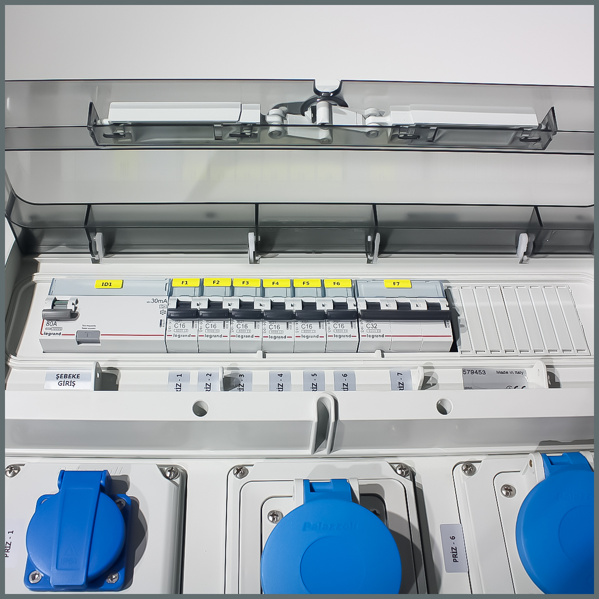 IP44 Kombinasyon Panosu 3ad. 3x16, 1ad. 5x32, 3ad. Schuko Priz