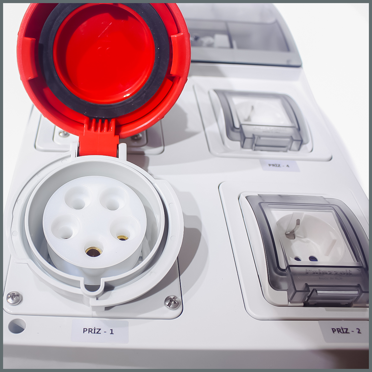 IP66 Kombinasyon Panosu  1 ad 3x16A, 1 ad 5x32A, 2 ad Schuko Priz