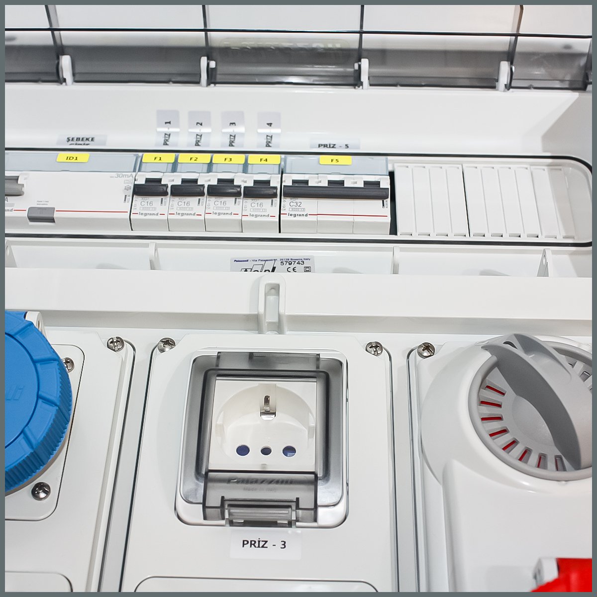 IP66 Kombinasyon Panosu 2 ad.3x16A Schuko Priz  1 ad. 5x32A Kilitli Priz 2 ad. 3x16A Panel Tipi Priz  