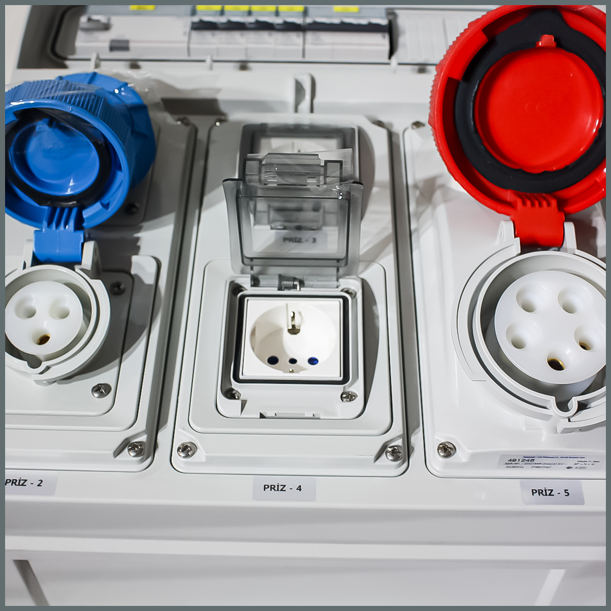 IP66 Kombinasyon Panosu 2 ad.3x16A Schuko Priz  1 ad. 5x32A Kilitli Priz 2 ad. 3x16A Panel Tipi Priz  