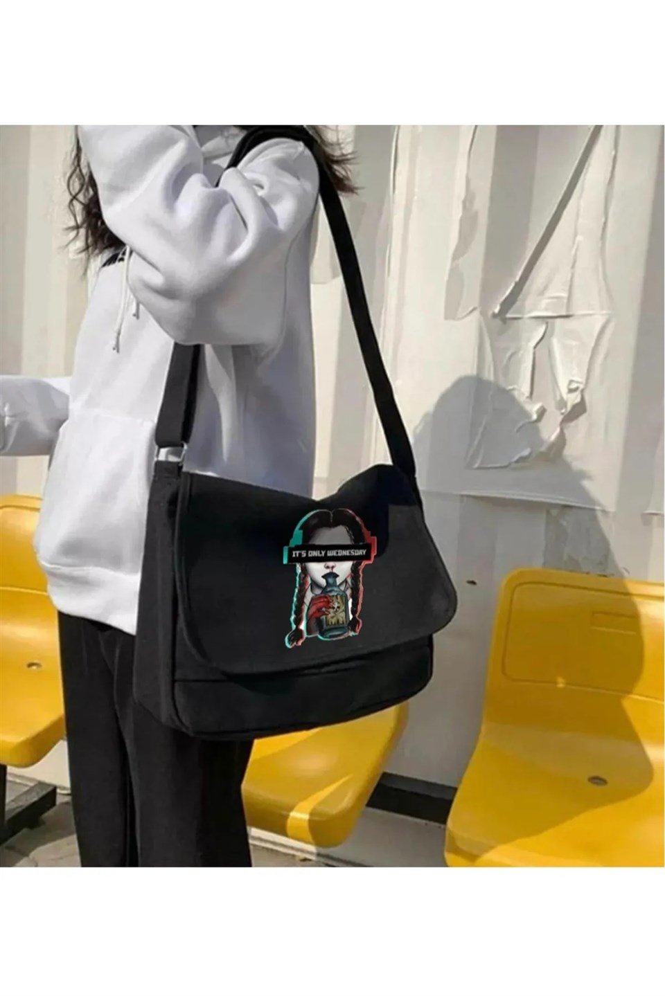  Its Only Wednesday Postacı Çanta Onlyyy Unisex Siyah Postacı Çantası