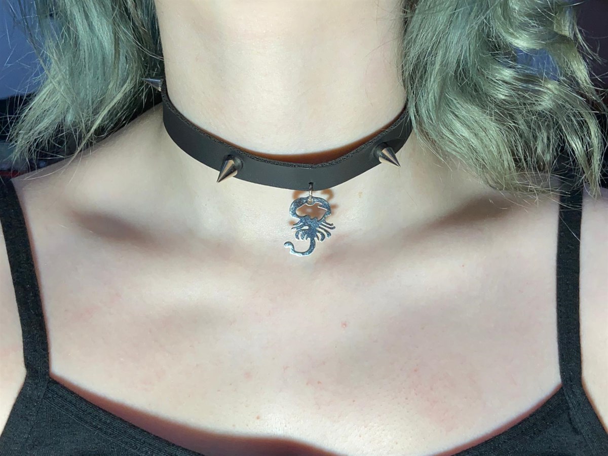 Akrep Uçlu Choker Tasma Kolye