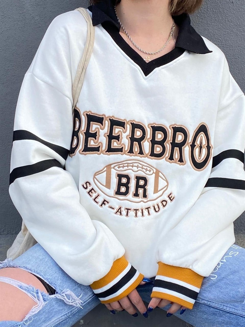 Sokak Tarzı Beyaz Beerbro Nakışlı Kabartma  Sweatshirt