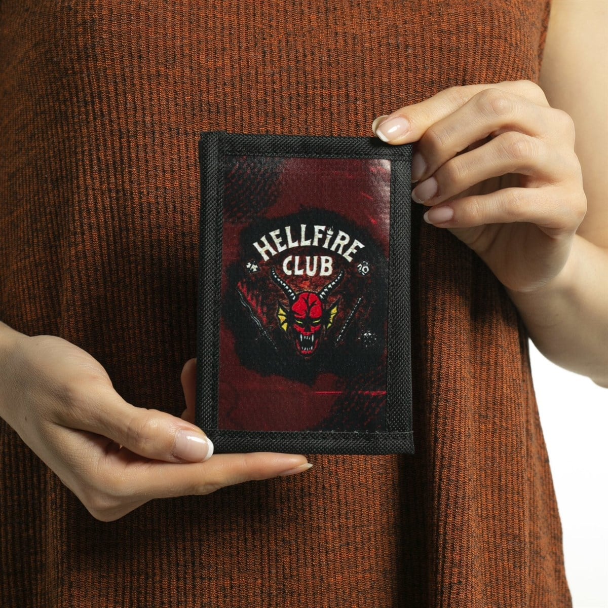 Stranger Things Hellfire Club Kırmızı Klasik Cüzdan